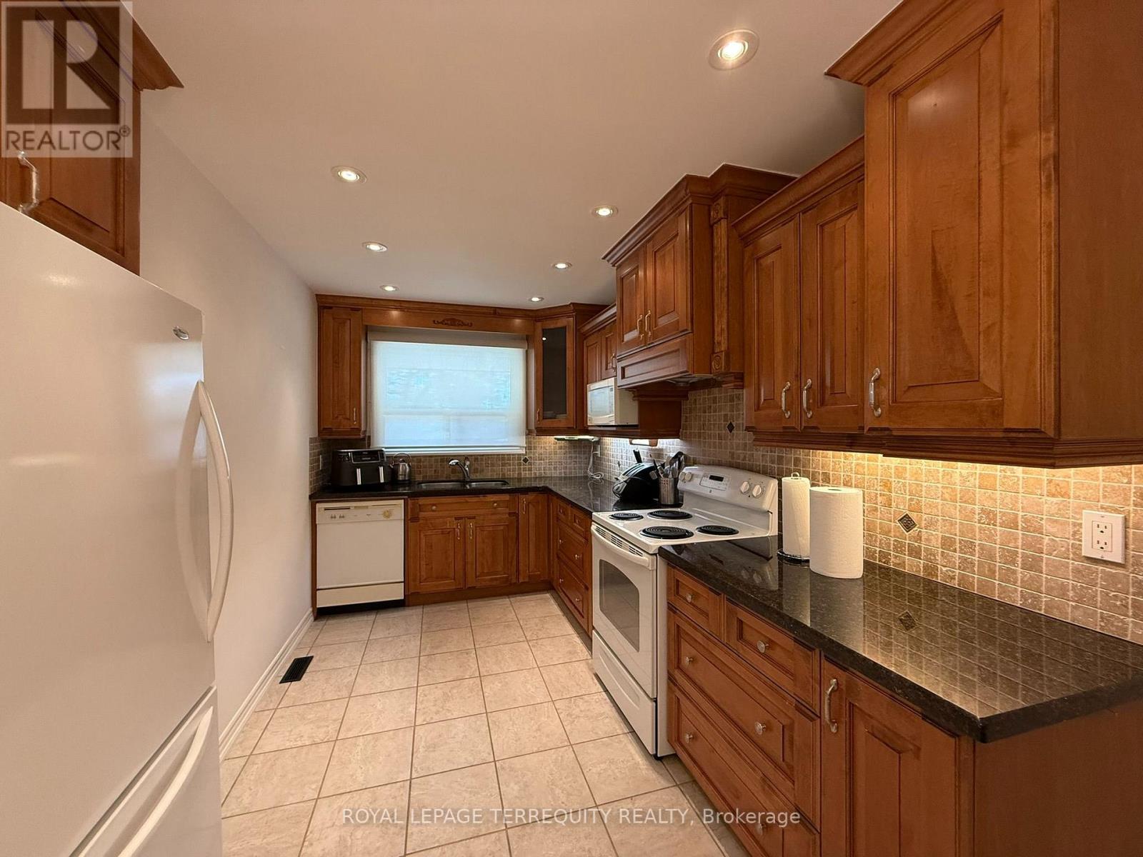 1213 Shamir Crescent, Mississauga, Ontario  L5C 1L2 - Photo 3 - W13677066
