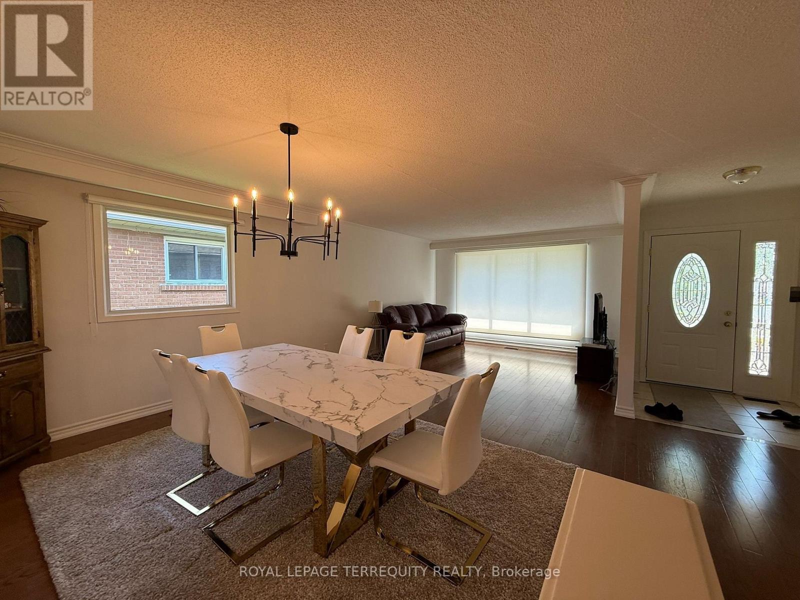 1213 Shamir Crescent, Mississauga, Ontario  L5C 1L2 - Photo 2 - W13677066