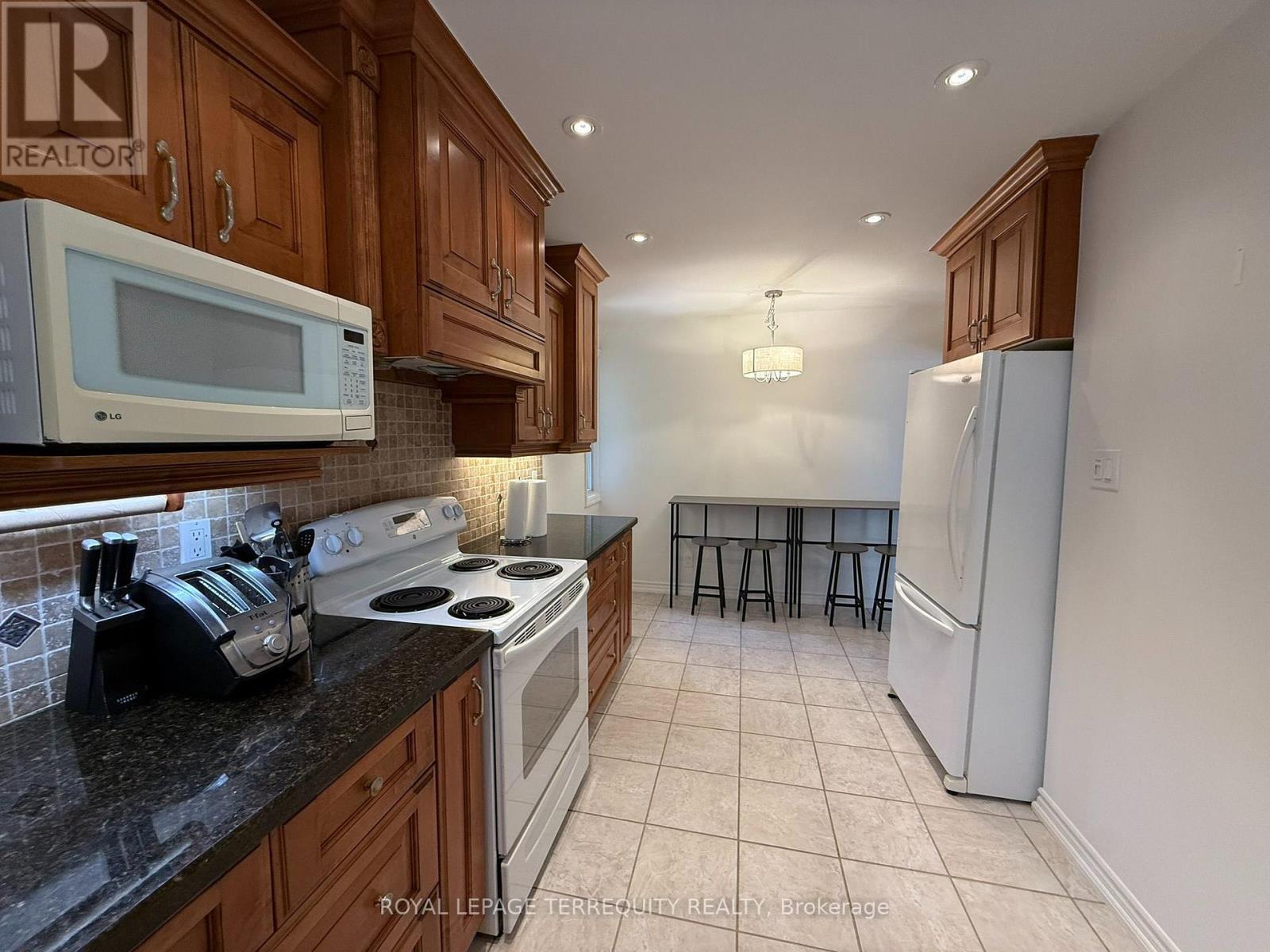 1213 Shamir Crescent, Mississauga, Ontario  L5C 1L2 - Photo 7 - W13677066