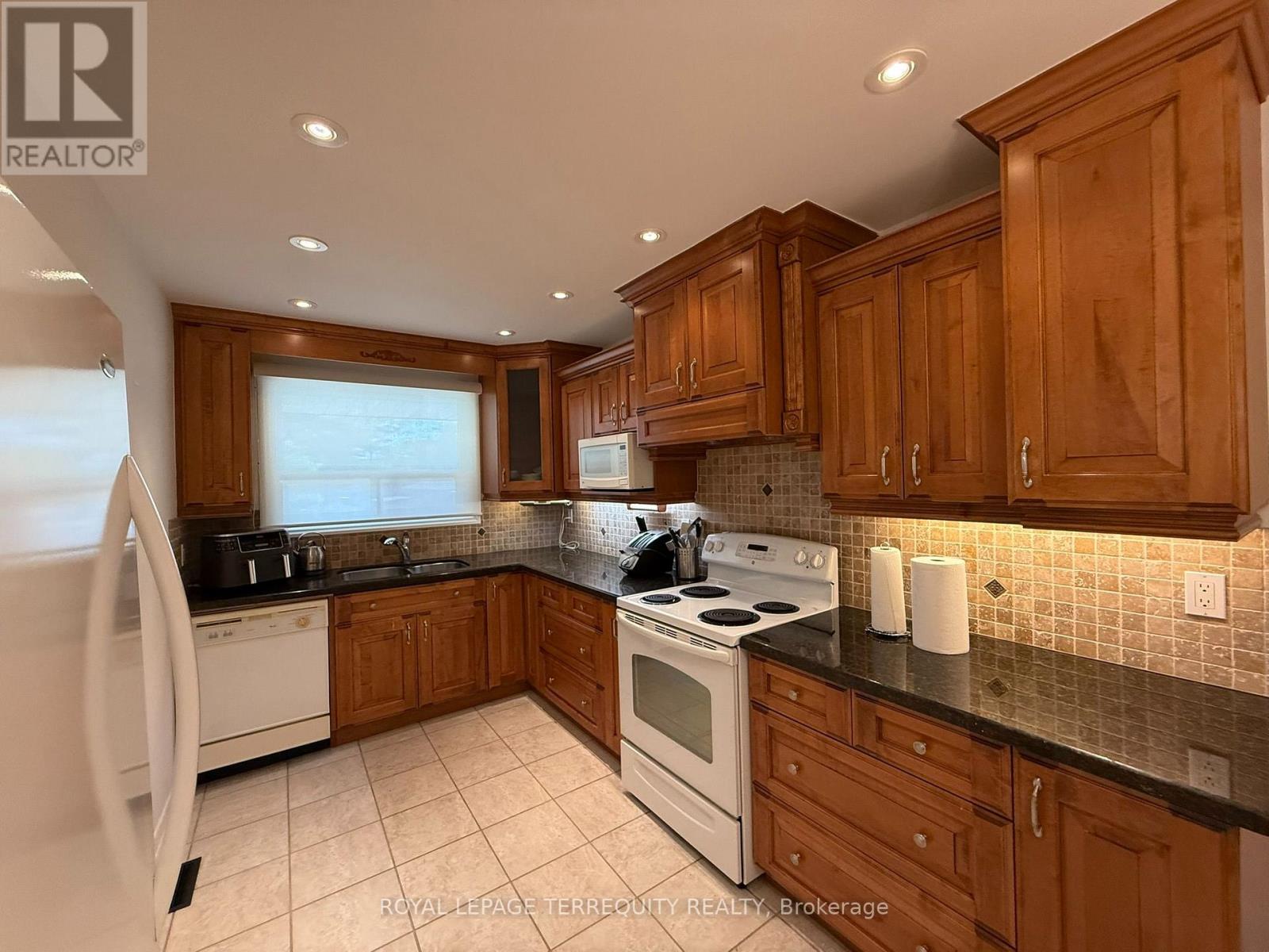 1213 Shamir Crescent, Mississauga, Ontario  L5C 1L2 - Photo 4 - W13677066