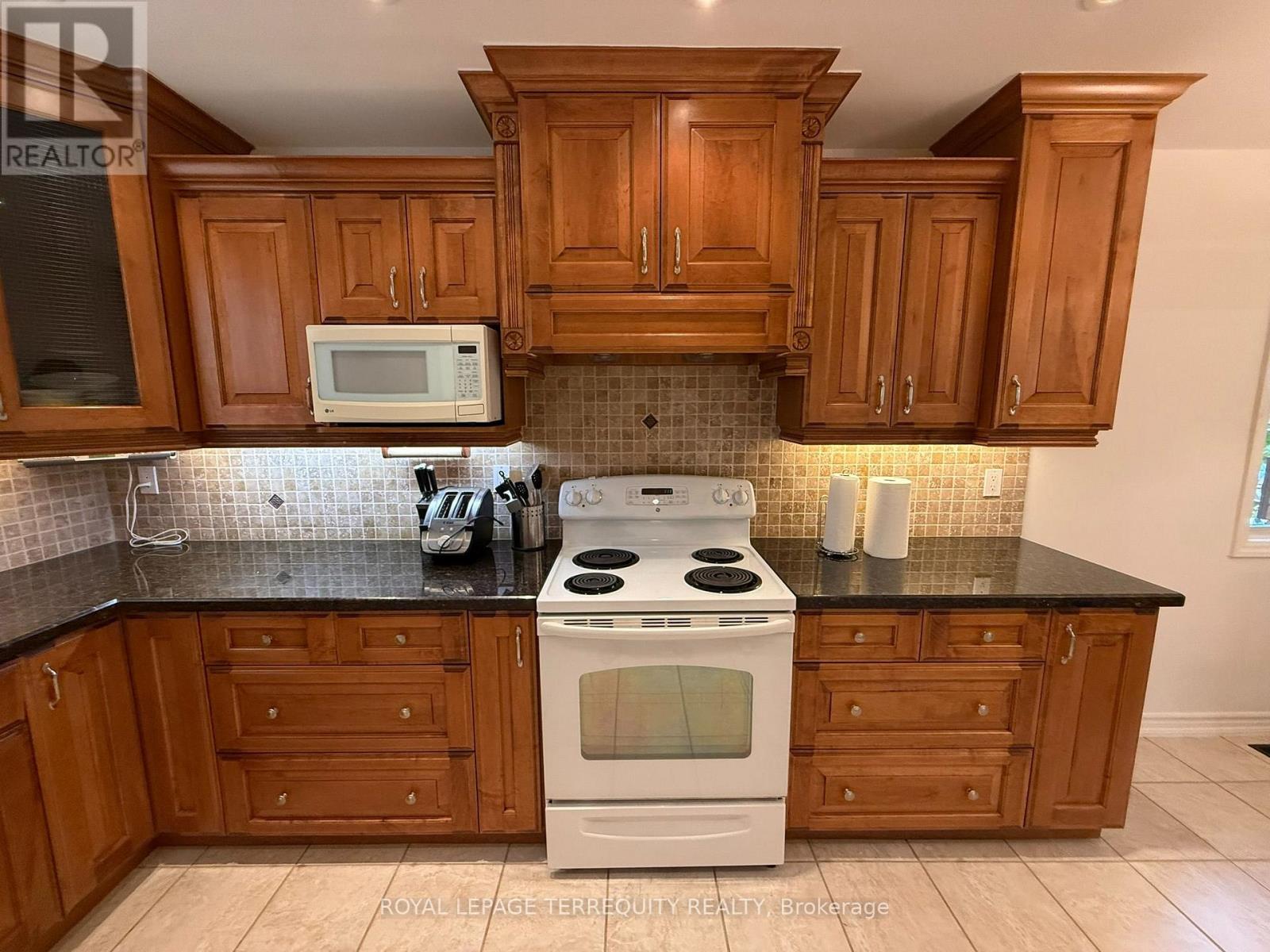 1213 Shamir Crescent, Mississauga, Ontario  L5C 1L2 - Photo 5 - W13677066
