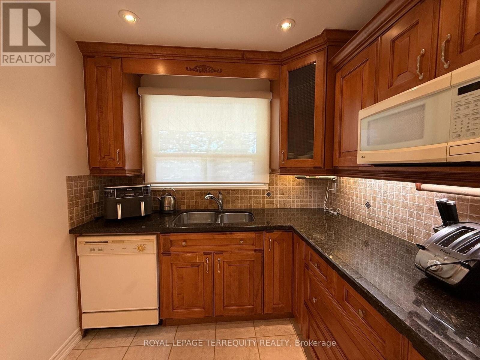 1213 Shamir Crescent, Mississauga, Ontario  L5C 1L2 - Photo 6 - W13677066