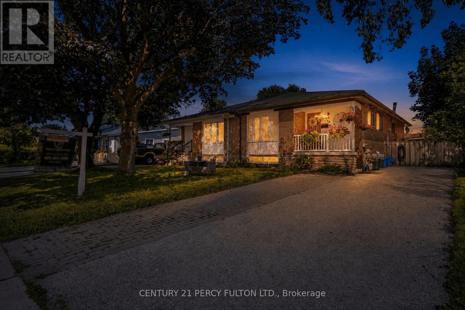 719 Balaton Avenue, Pickering, Ontario  L1W 1W3 - Photo 2 - E13680018