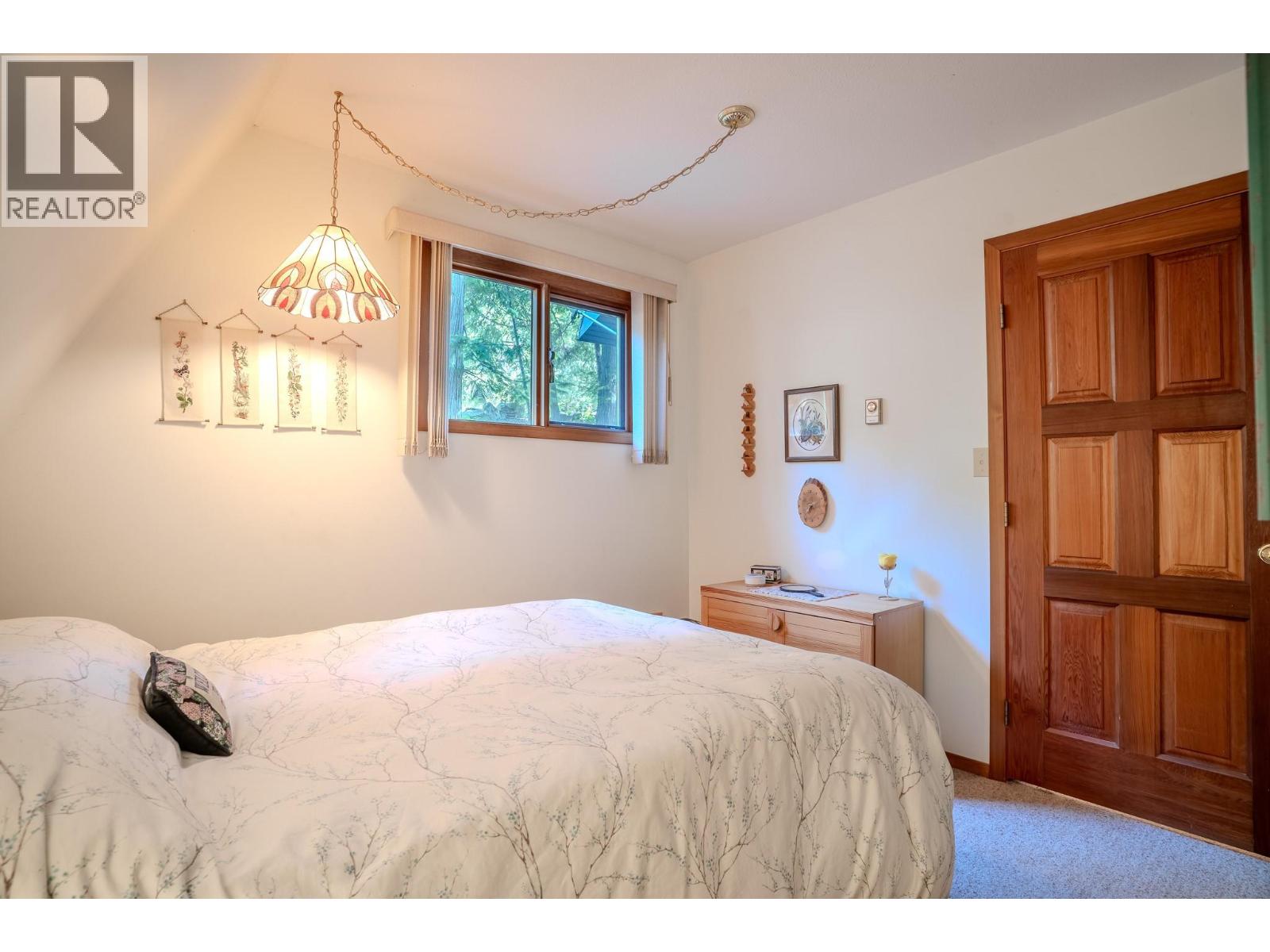 7496 Castle Heights, Anglemont, British Columbia  V0E 1M8 - Photo 11 - 10397900
