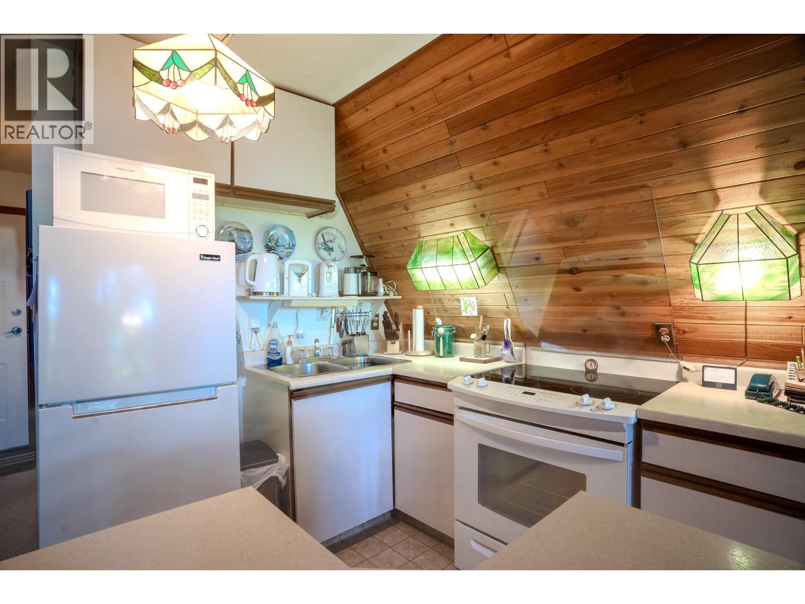 7496 Castle Heights, Anglemont, British Columbia  V0E 1M8 - Photo 6 - 10397900