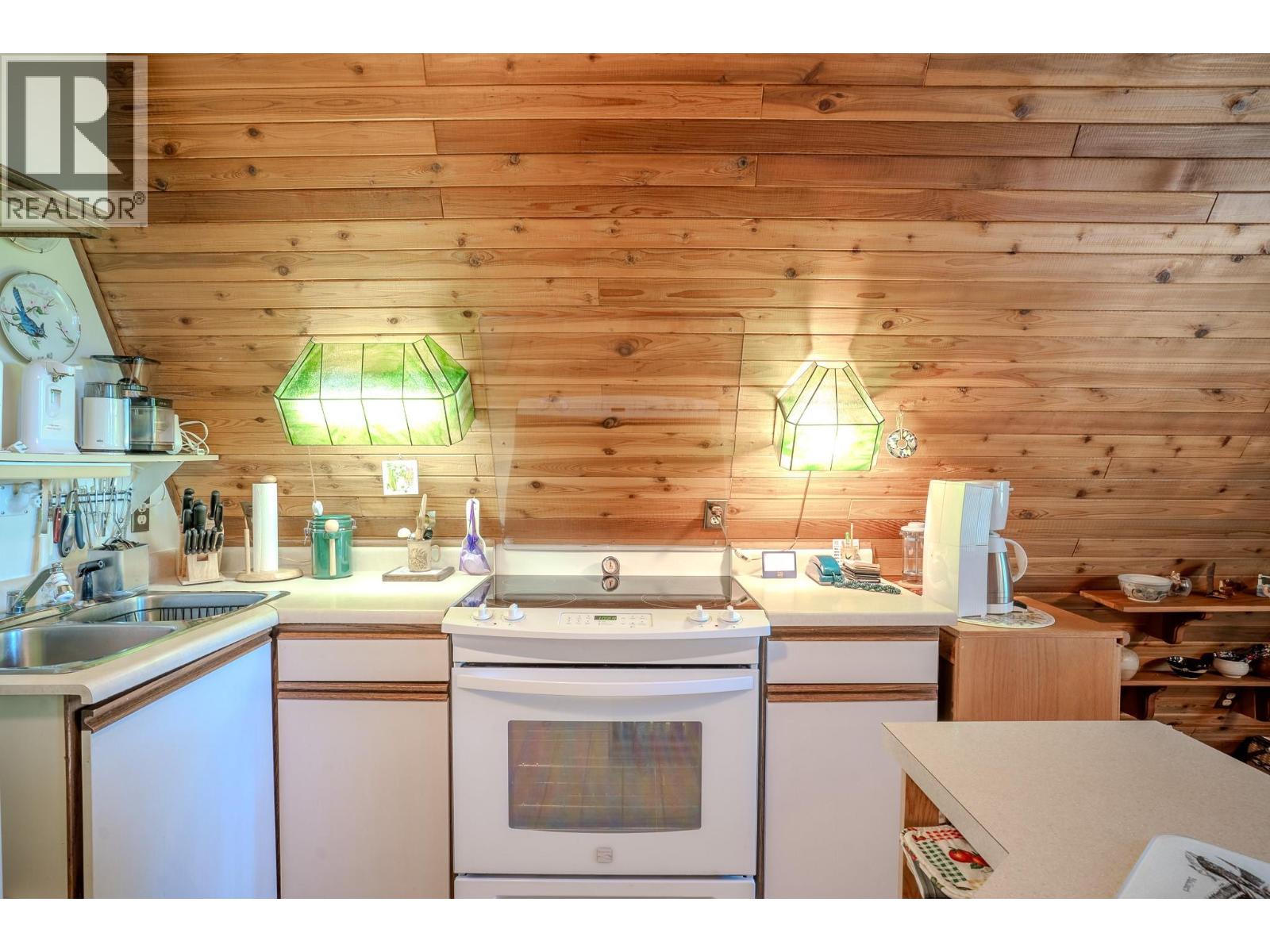 7496 Castle Heights, Anglemont, British Columbia  V0E 1M8 - Photo 13 - 10397900