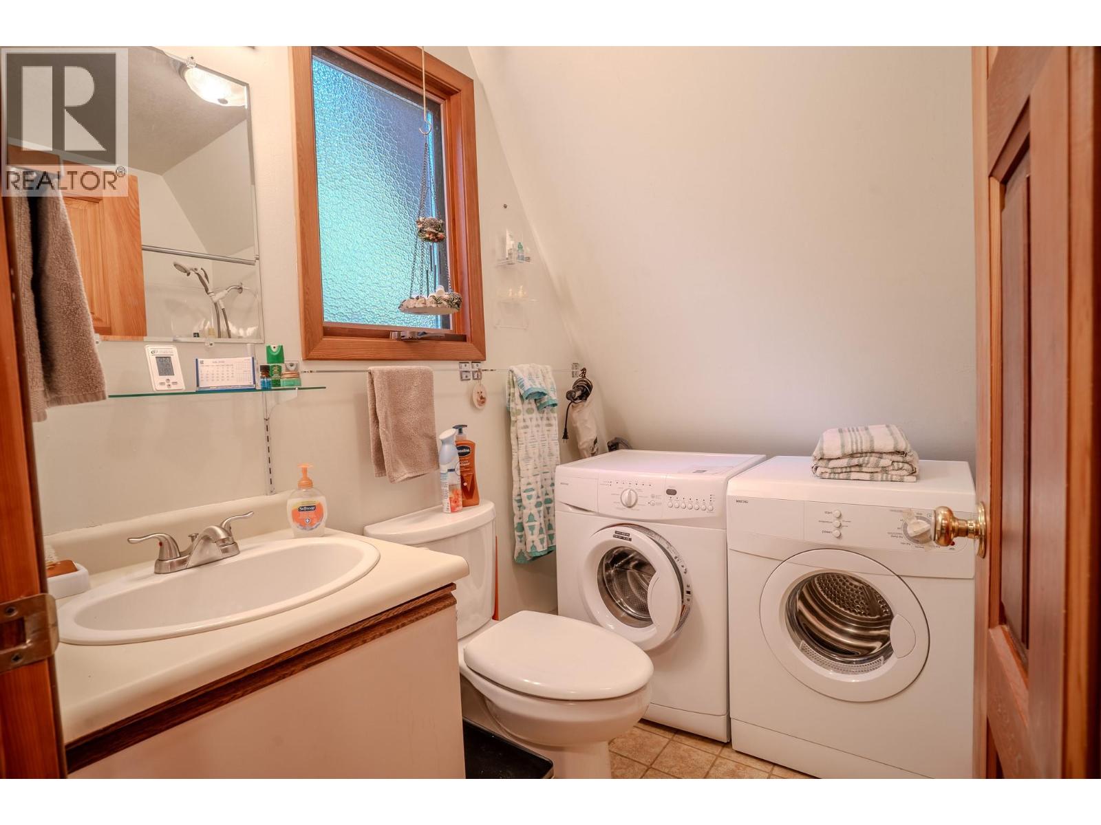 7496 Castle Heights, Anglemont, British Columbia  V0E 1M8 - Photo 9 - 10397900