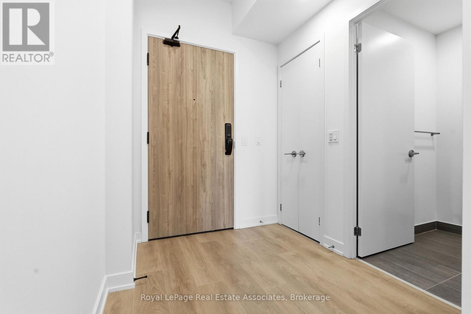 1 Fairview Road E, Mississauga, Ontario  L5B 0B4 - Photo 11 - W13679962