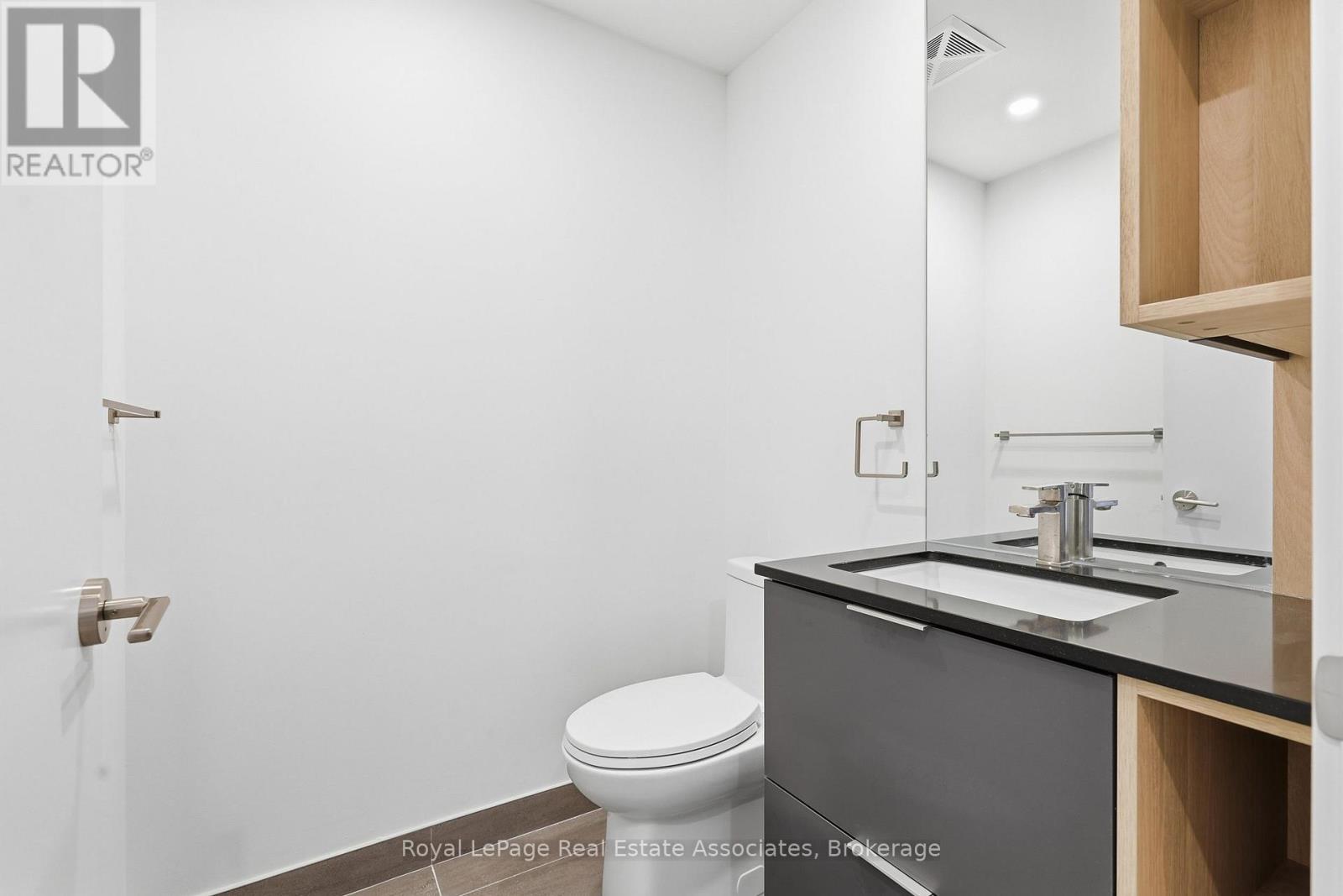 1 Fairview Road E, Mississauga, Ontario  L5B 0B4 - Photo 13 - W13679962