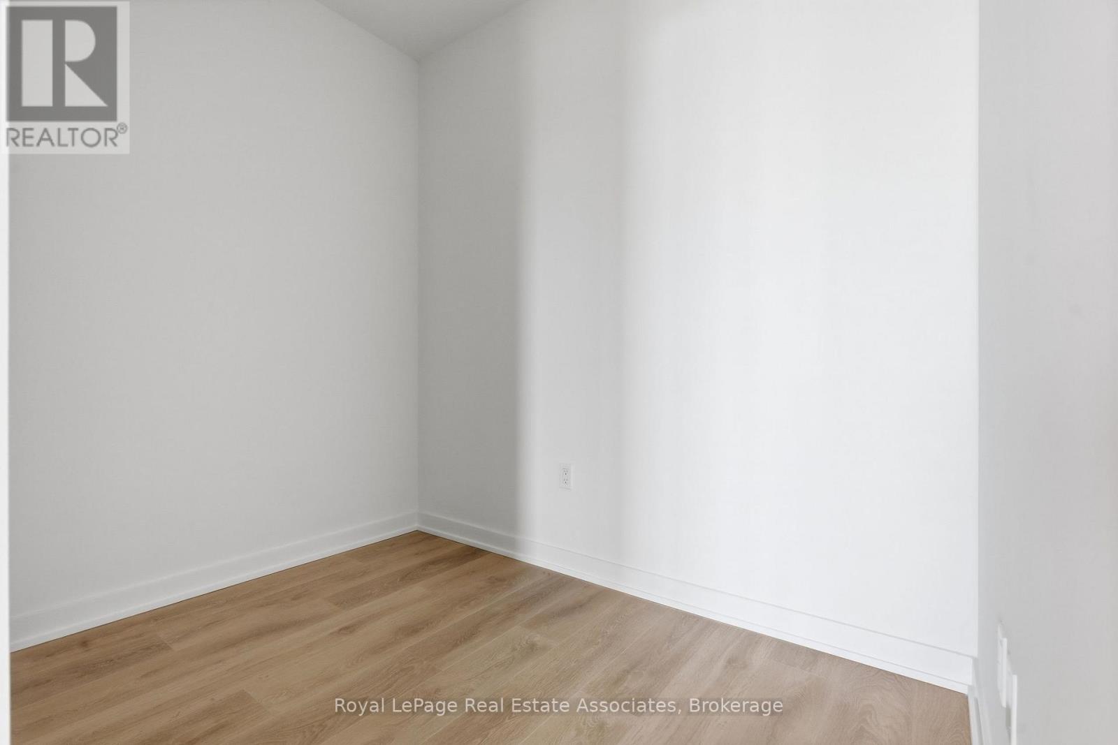 1 Fairview Road E, Mississauga, Ontario  L5B 0B4 - Photo 15 - W13679962