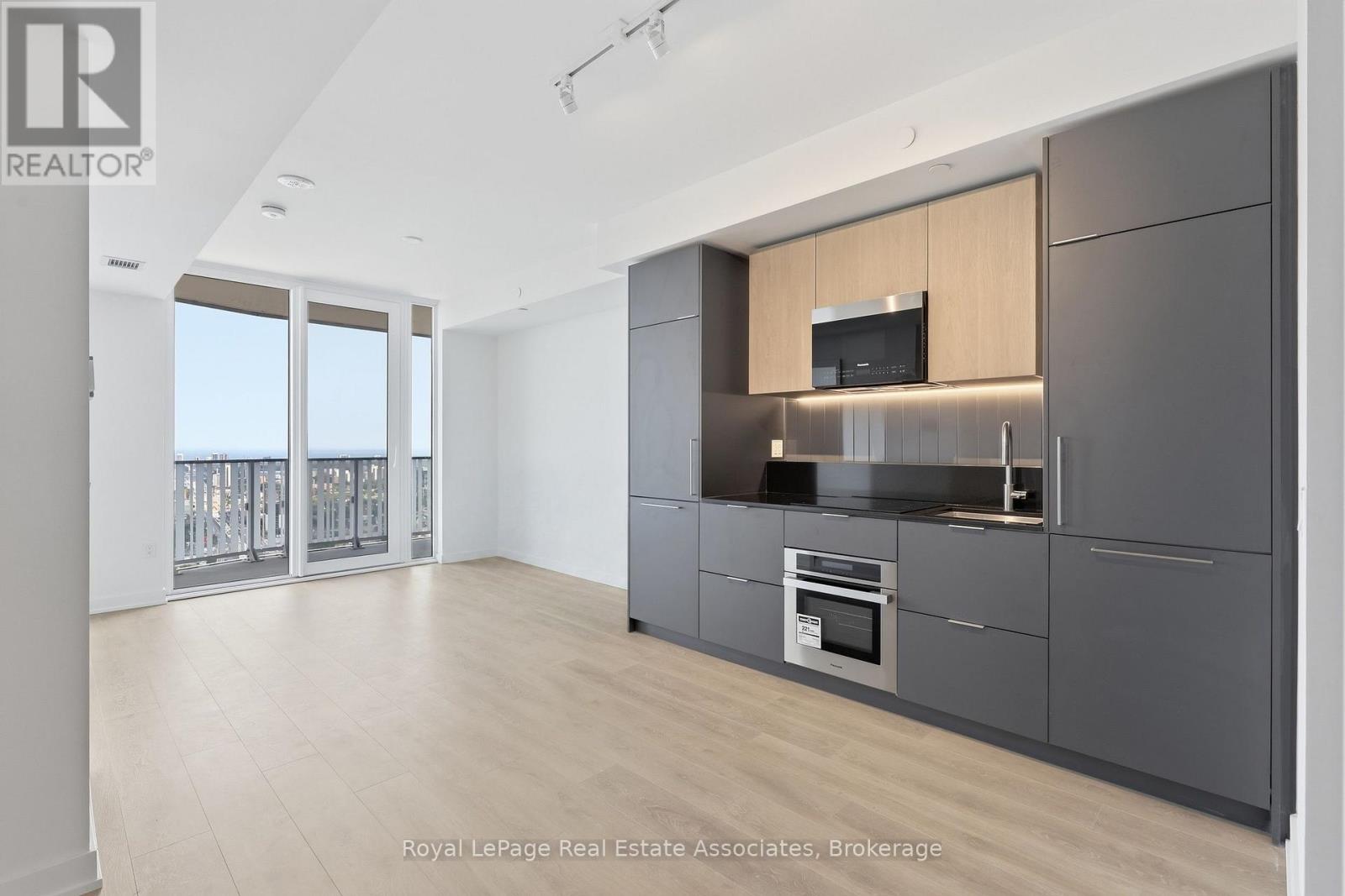 1 Fairview Road E, Mississauga, Ontario  L5B 0B4 - Photo 16 - W13679962
