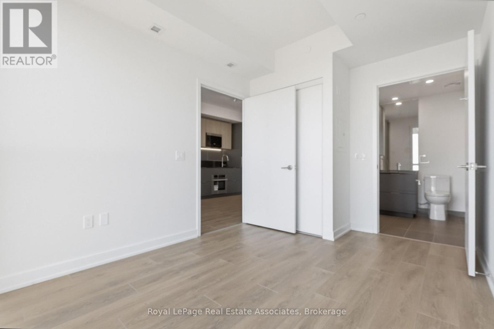 1 Fairview Road E, Mississauga, Ontario  L5B 0B4 - Photo 2 - W13679962