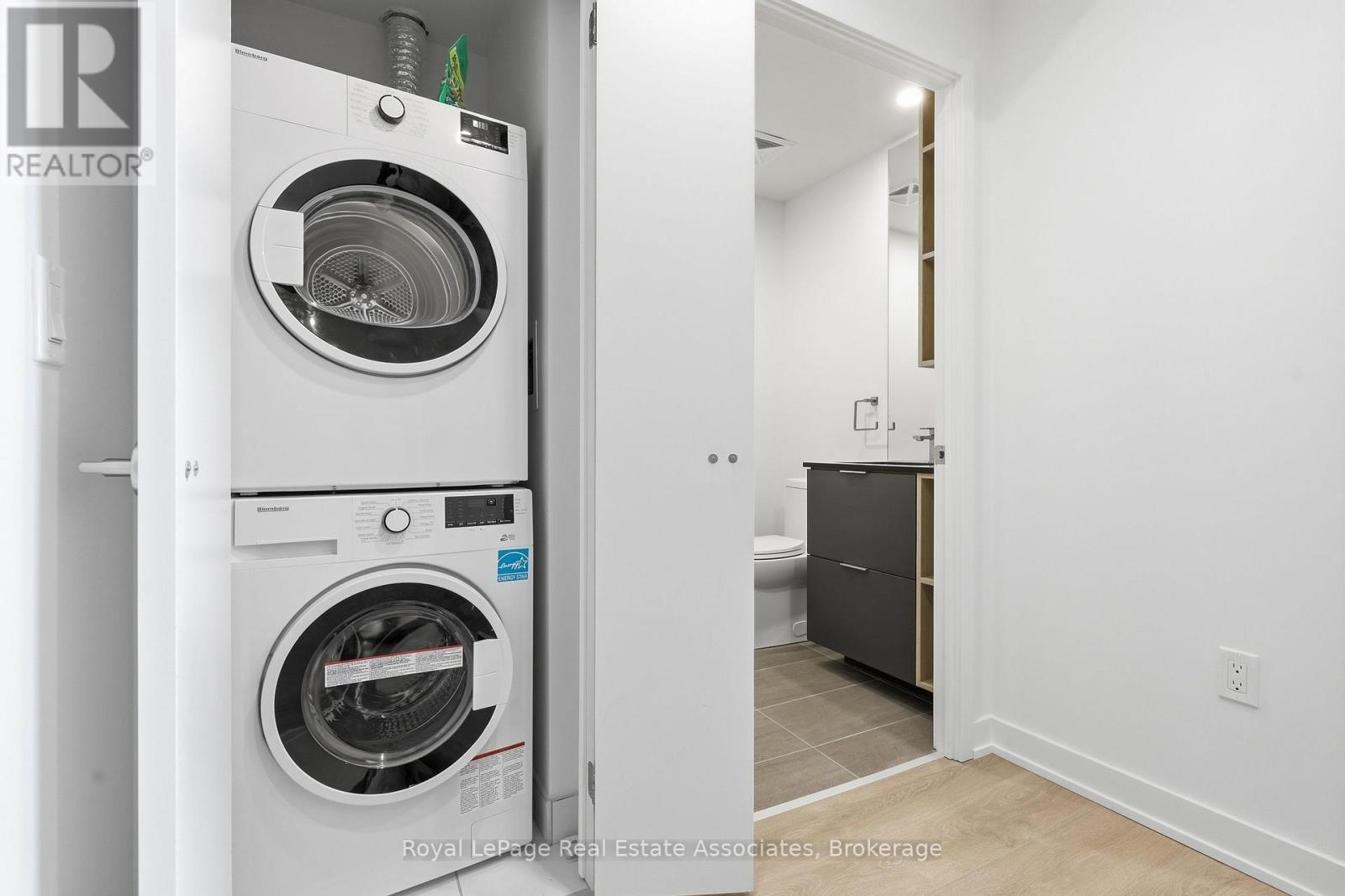 1 Fairview Road E, Mississauga, Ontario  L5B 0B4 - Photo 3 - W13679962