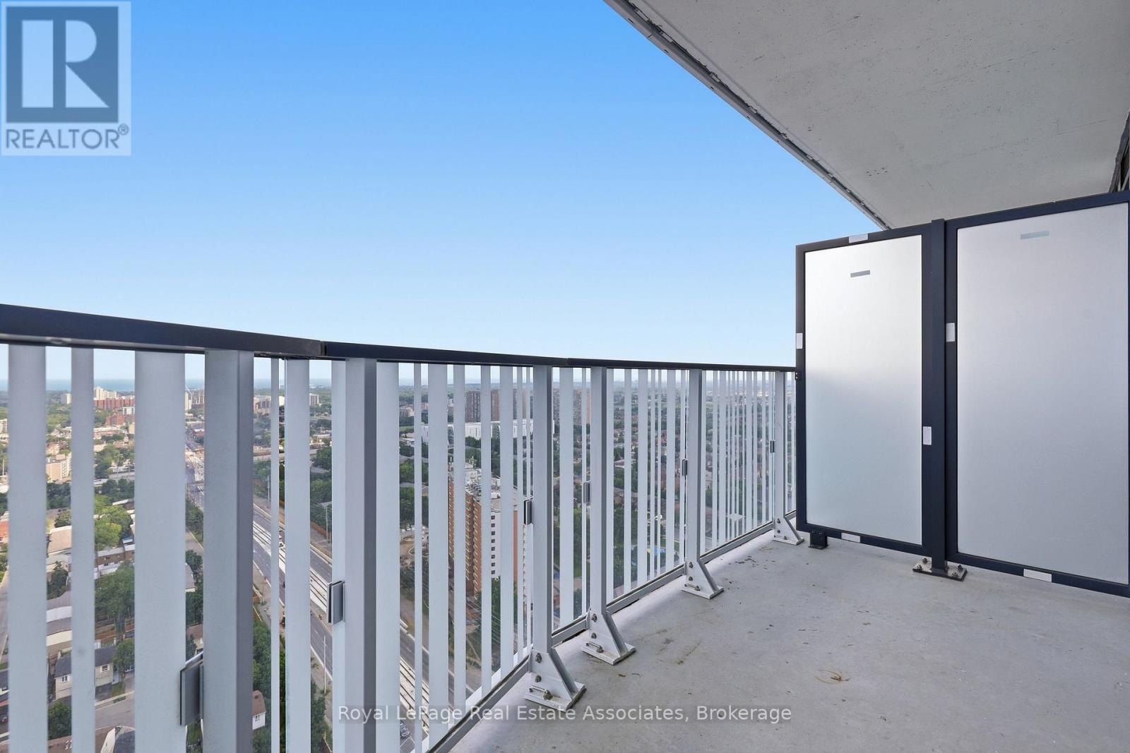 1 Fairview Road E, Mississauga, Ontario  L5B 0B4 - Photo 4 - W13679962