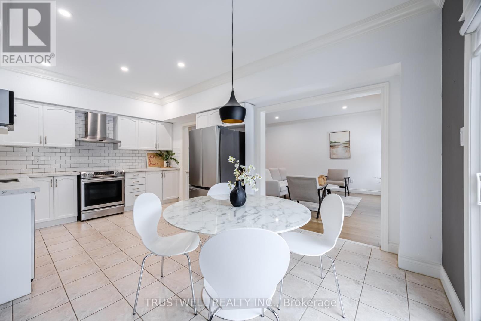 467 Pleasant Ridge Avenue, Vaughan, Ontario  L4J 8X2 - Photo 8 - N13680100