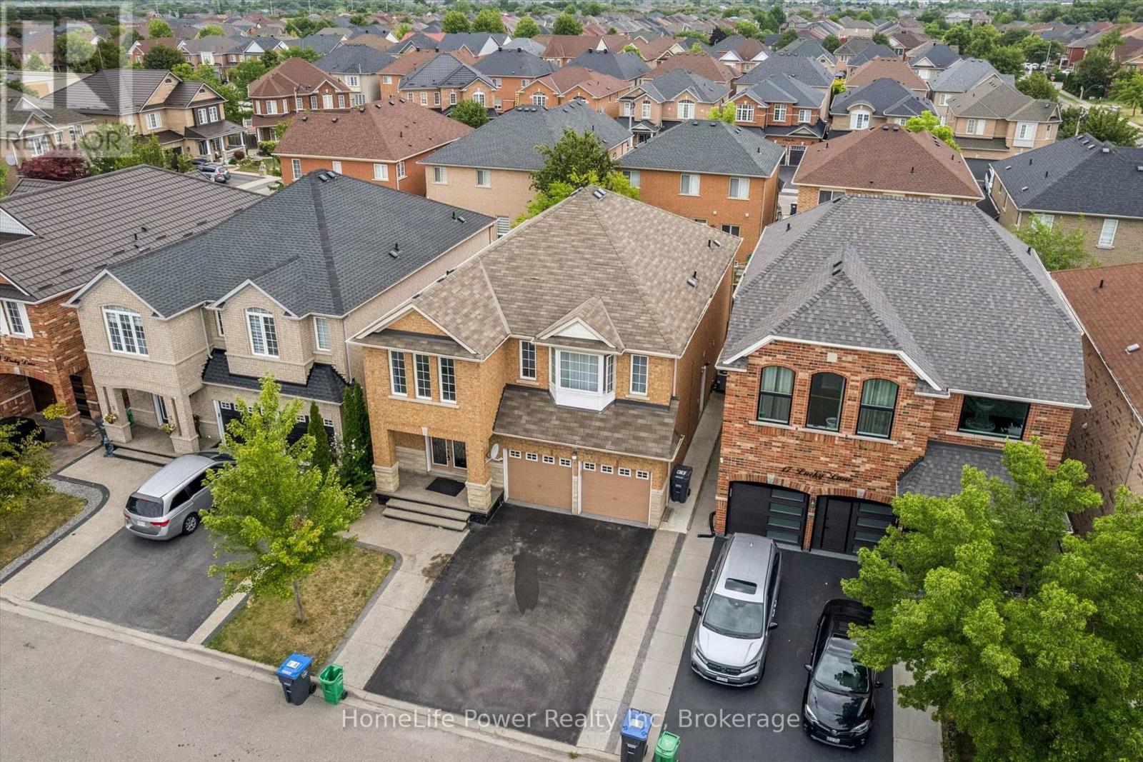 15 Lucky Lane, Brampton (Sandringham-Wellington), Ontario  L6R 3M3 - Photo 2 - W13680156