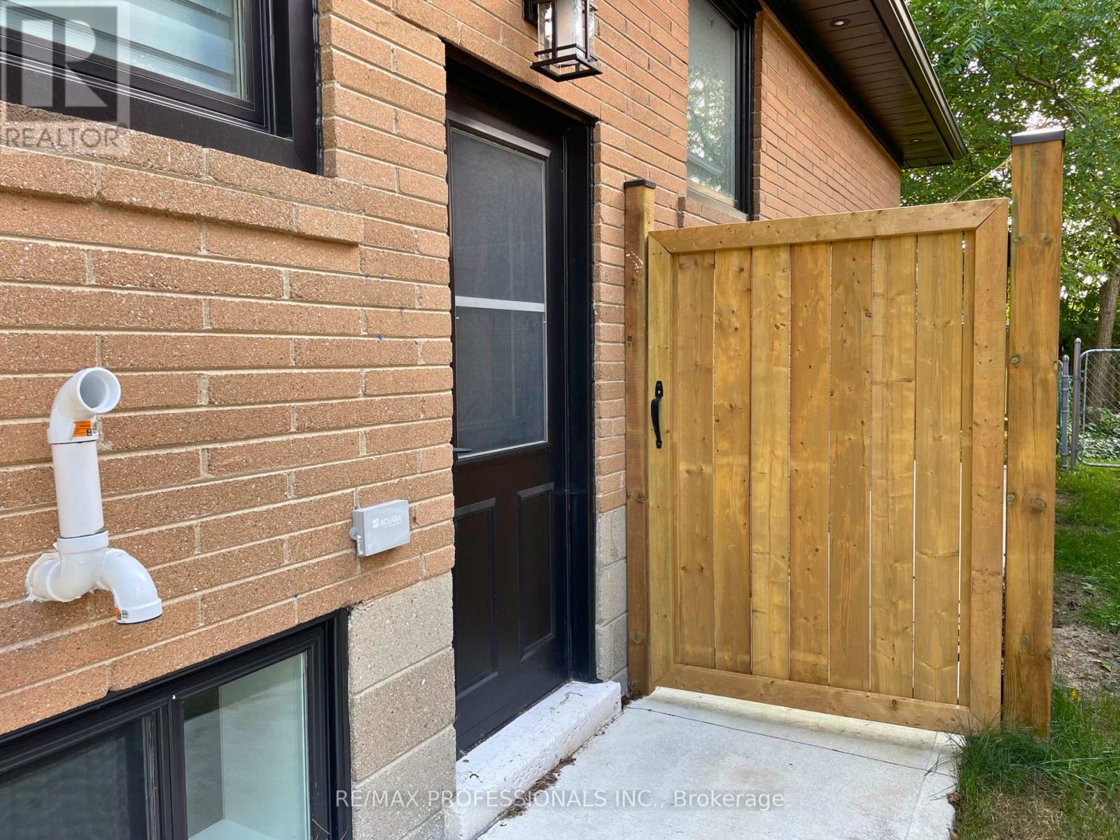 Lower - 48 Lloyd Manor Road, Toronto, Ontario  M9B 5H7 - Photo 2 - W13680202
