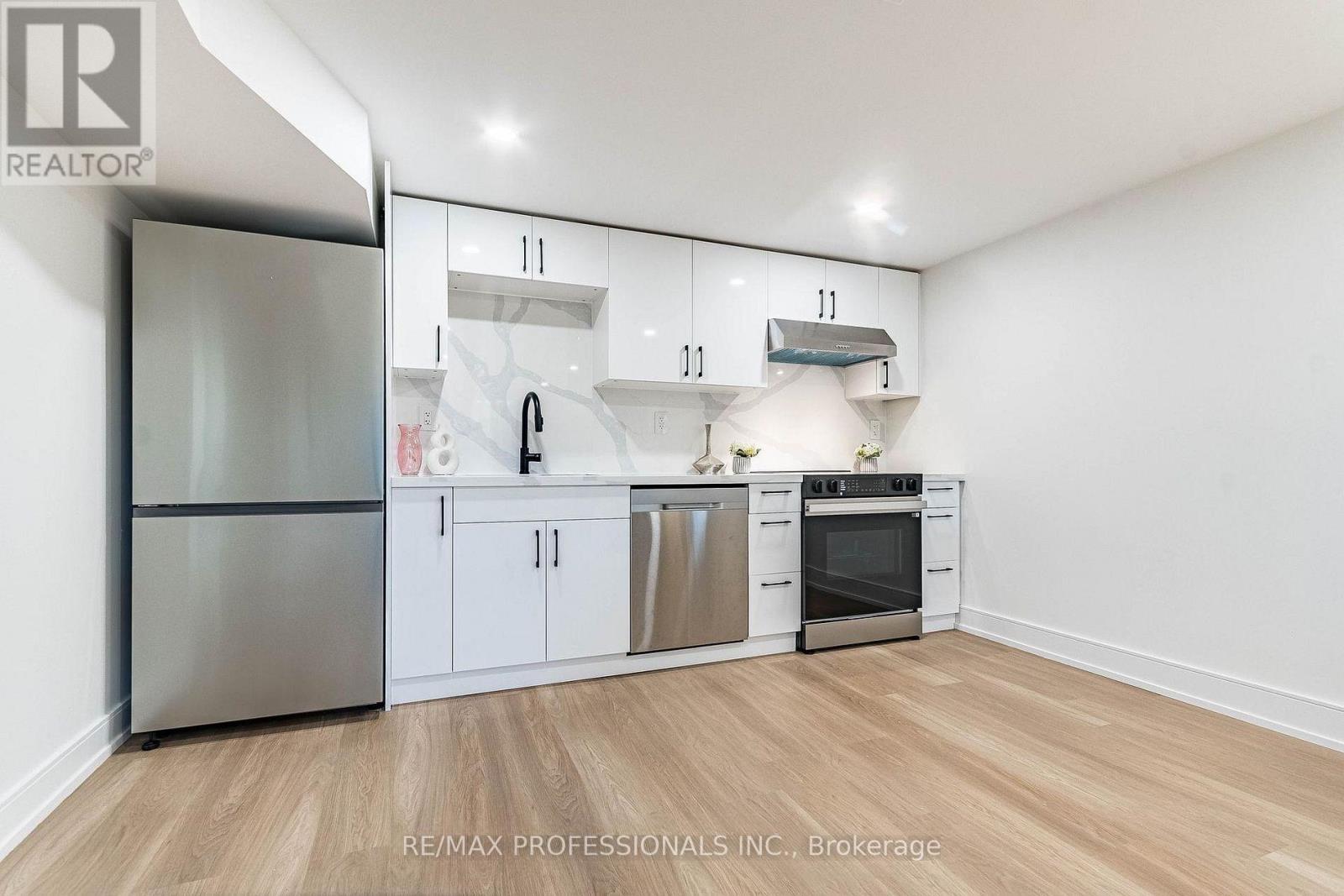 Lower - 48 Lloyd Manor Road, Toronto, Ontario  M9B 5H7 - Photo 7 - W13680202