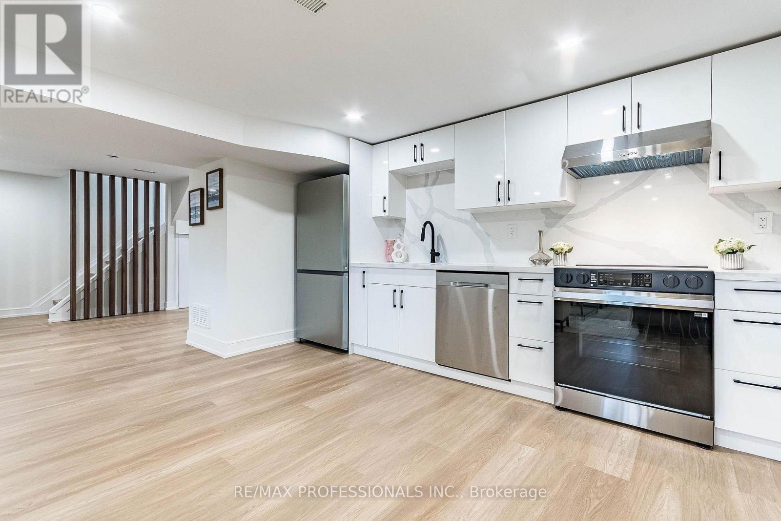 Lower - 48 Lloyd Manor Road, Toronto, Ontario  M9B 5H7 - Photo 8 - W13680202