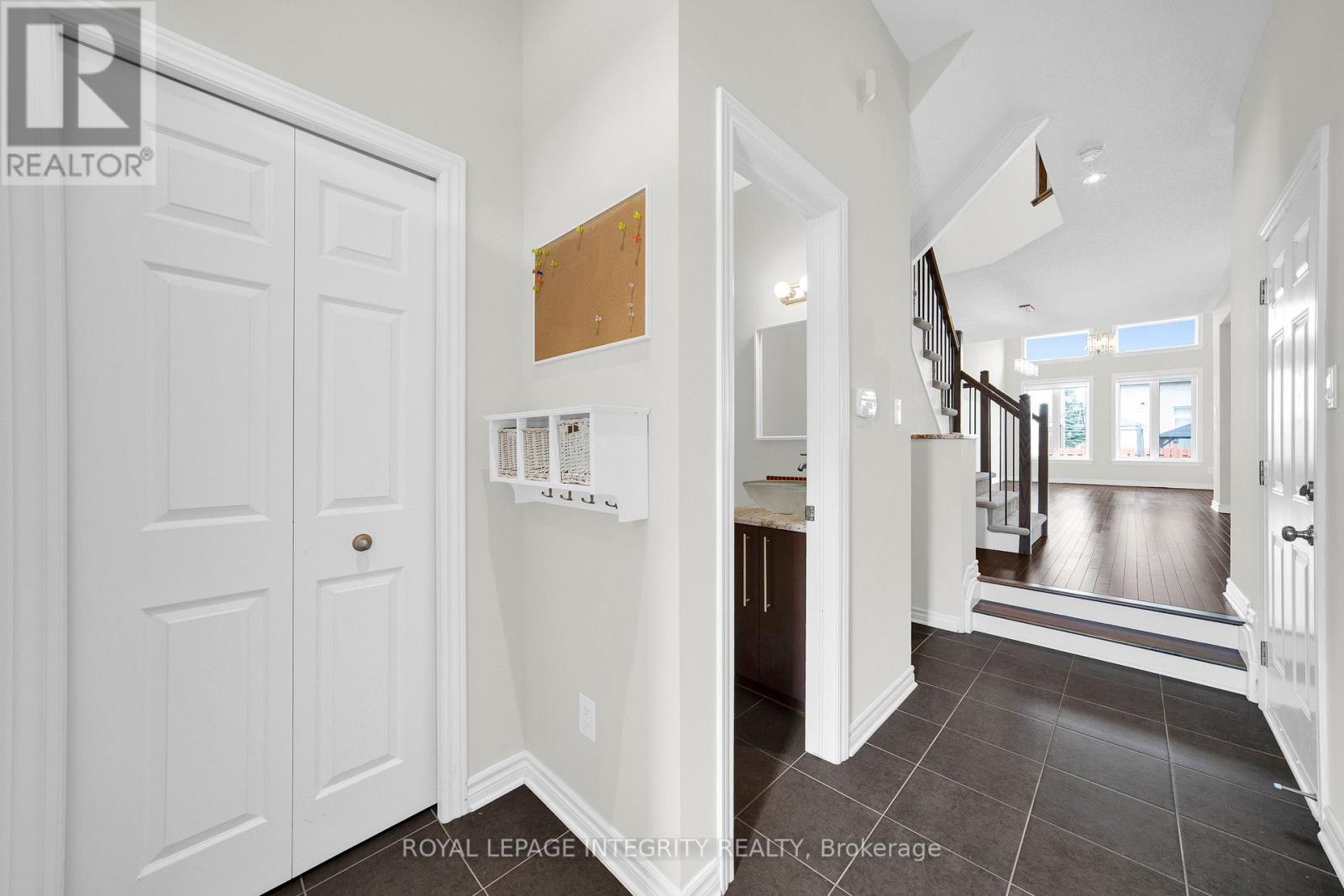 6067 North Bluff Drive, Ottawa, Ontario  K1V 2L6 - Photo 2 - X13673550