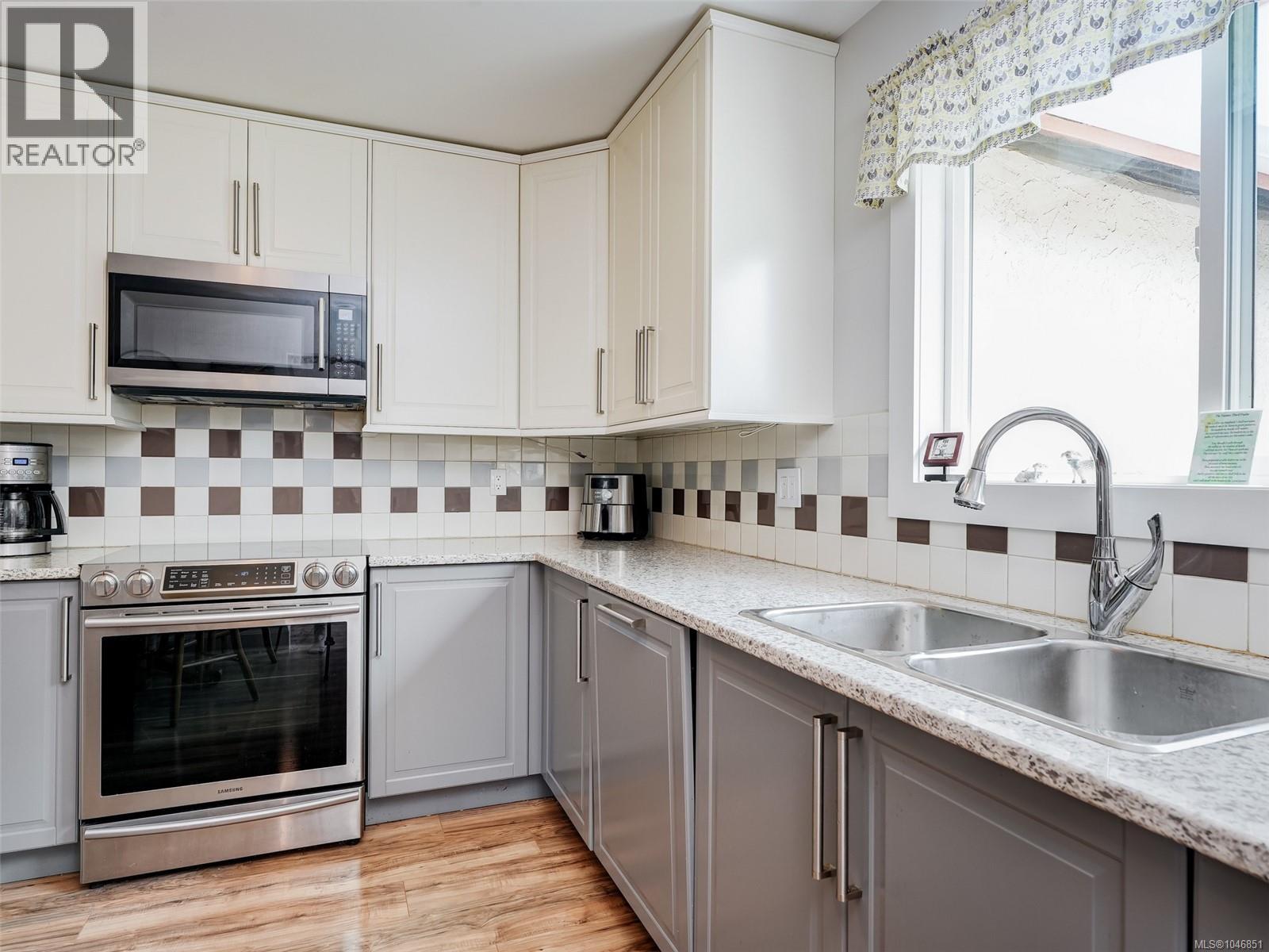 3960 Arlene Pl, Saanich, British Columbia  V8Z 6H9 - Photo 8 - 1046851