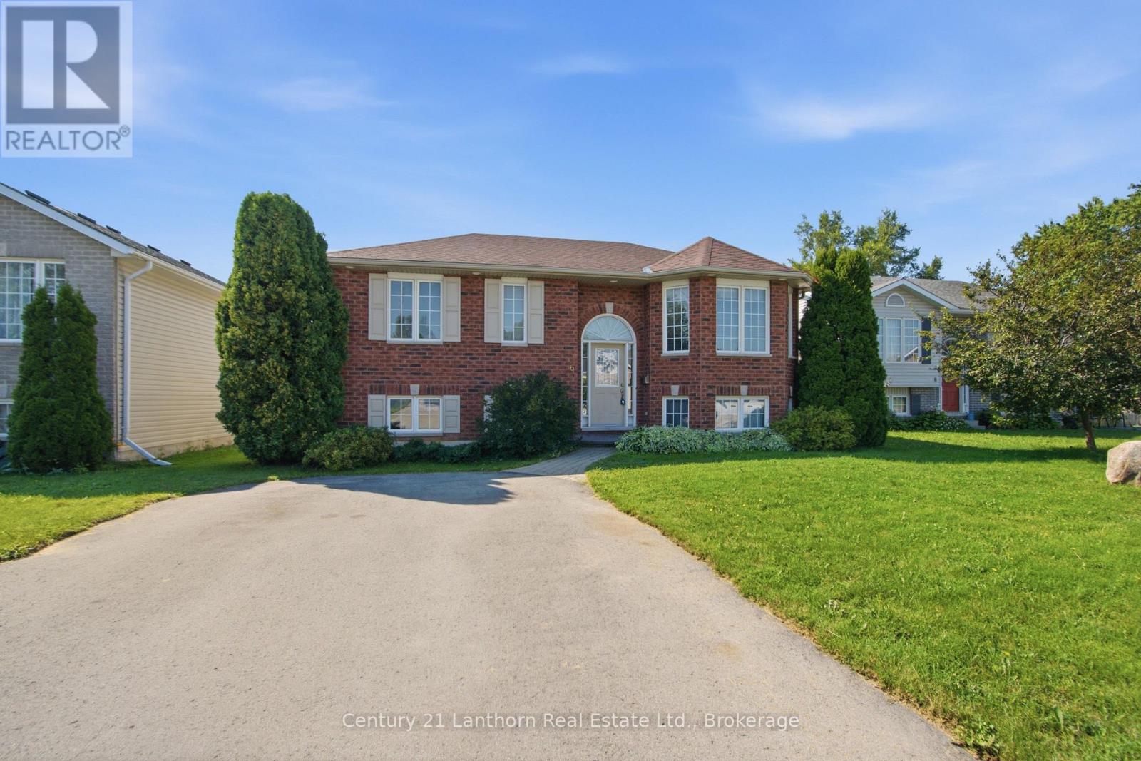 6 CHISHOLM SQUARE, Belleville, Ontario