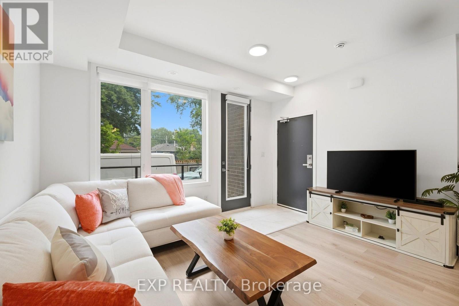 14 - 1475 O'connor Dr Drive, Toronto, Ontario  M4B 2V5 - Photo 4 - E13680248