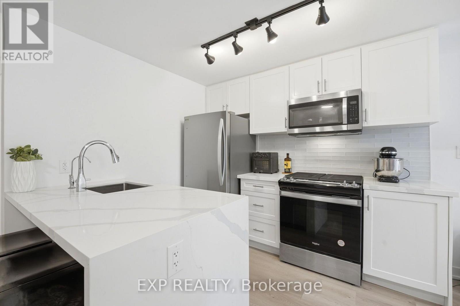14 - 1475 O'connor Dr Drive, Toronto, Ontario  M4B 2V5 - Photo 5 - E13680248