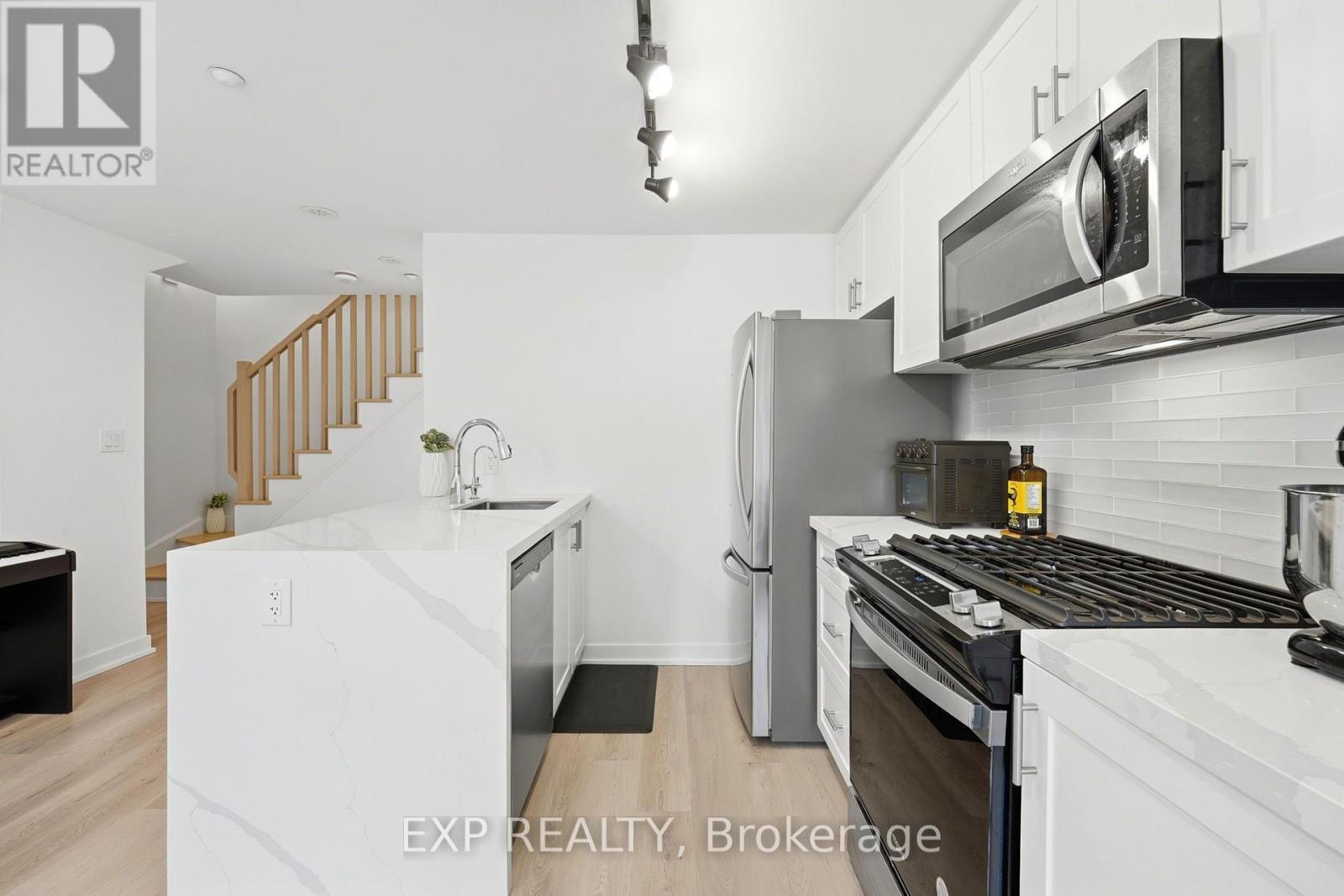 14 - 1475 O'connor Dr Drive, Toronto, Ontario  M4B 2V5 - Photo 6 - E13680248