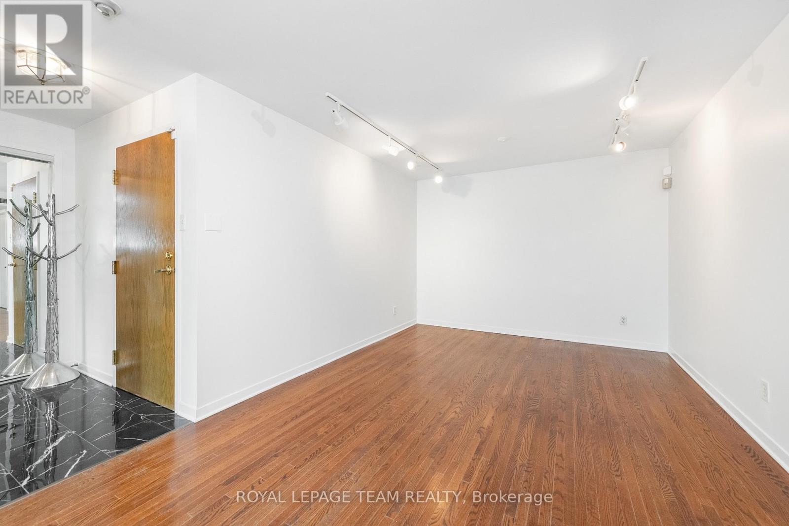 105 - 939 North River Road, Ottawa, Ontario  K1K 4M9 - Photo 11 - X13680286
