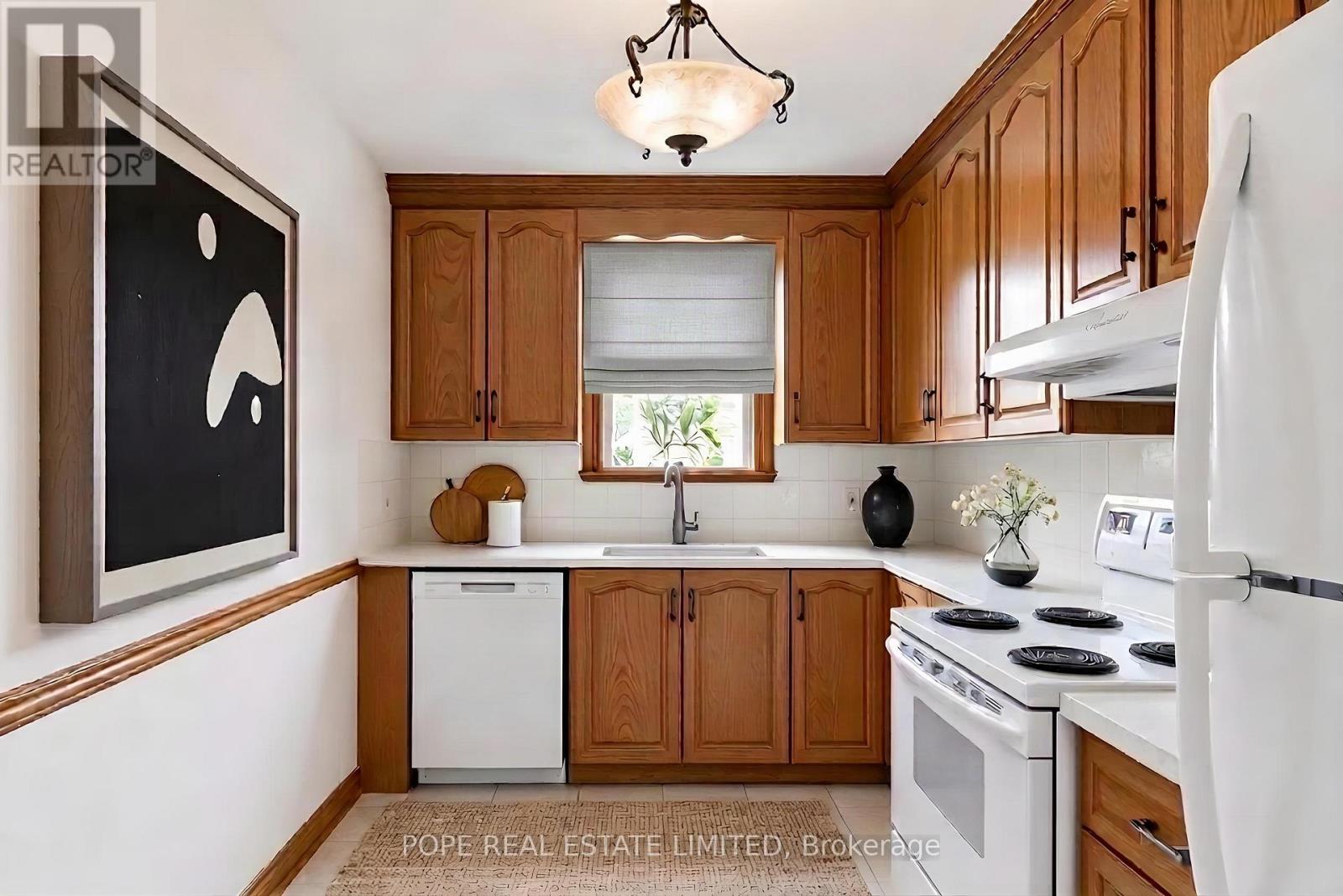 210 Donlands Avenue, Toronto, Ontario  M4J 3R1 - Photo 4 - E13680284