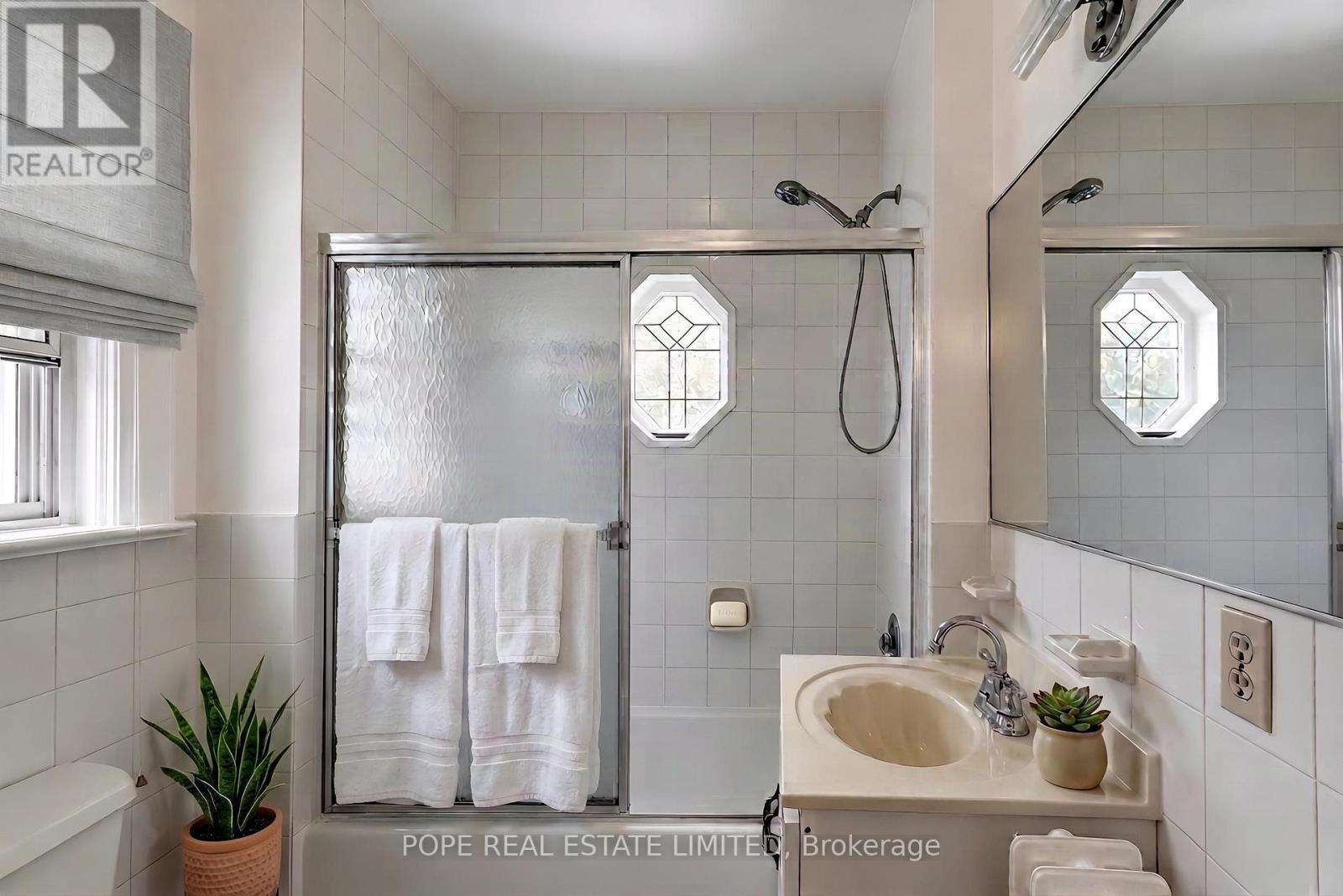210 Donlands Avenue, Toronto, Ontario  M4J 3R1 - Photo 6 - E13680284
