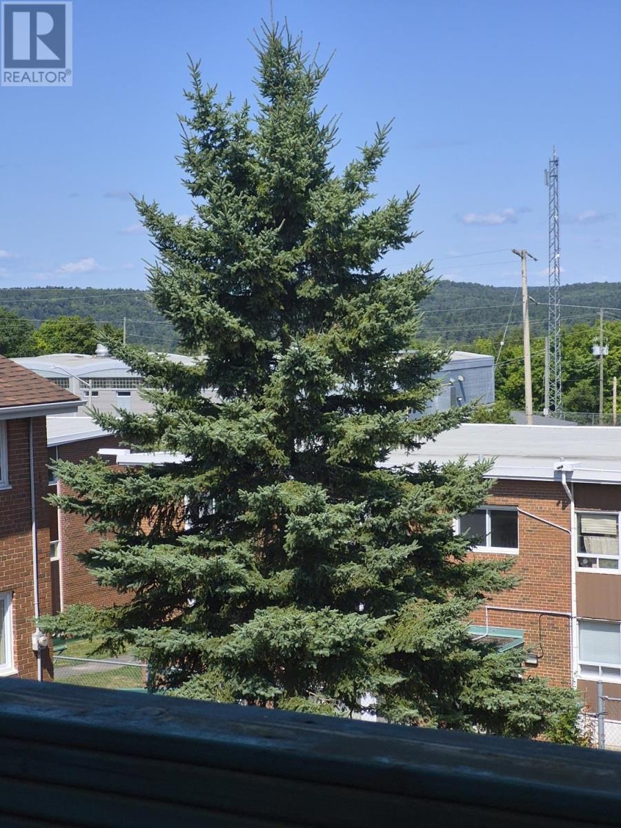 9-102 Hutchison Ave, Elliot Lake, Ontario  P5A 1W8 - Photo 2 - SM262129