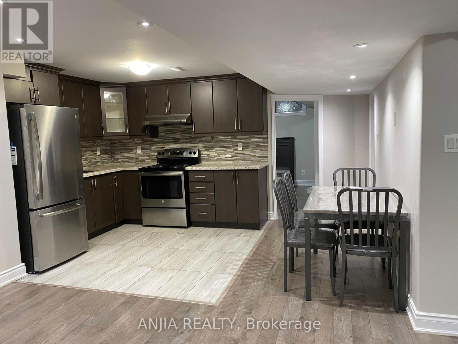 46 Rampart Drive, Brampton, Ontario  L6P 2Z1 - Photo 2 - W13680294