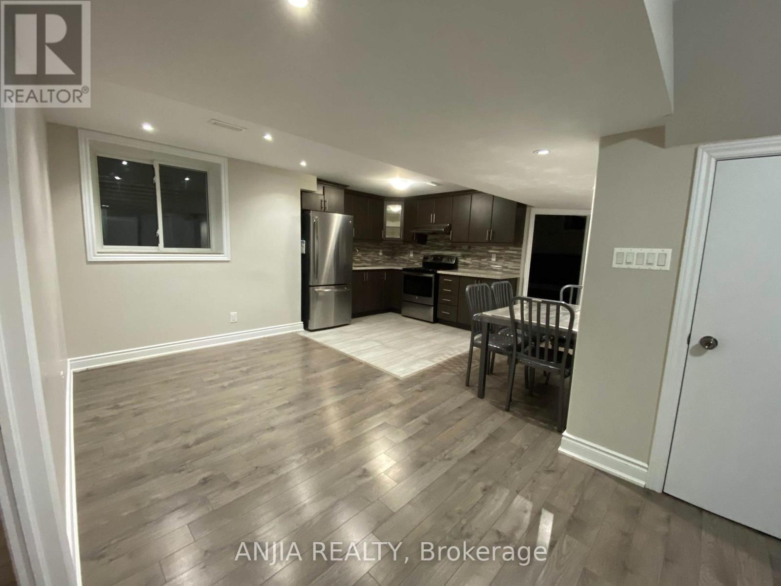 46 Rampart Drive, Brampton, Ontario  L6P 2Z1 - Photo 3 - W13680294