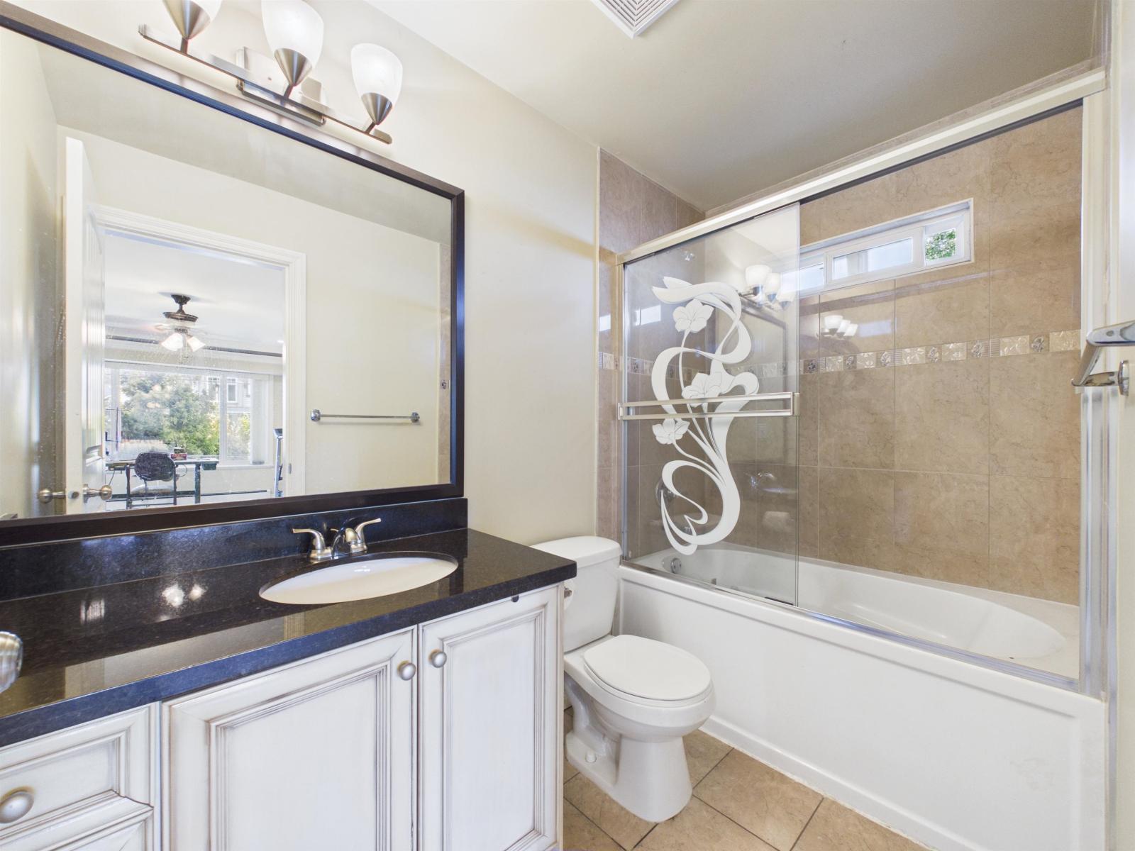 8690 E Tulsy Crescent, Surrey, British Columbia  V3W 7A4 - Photo 4 - R3156073