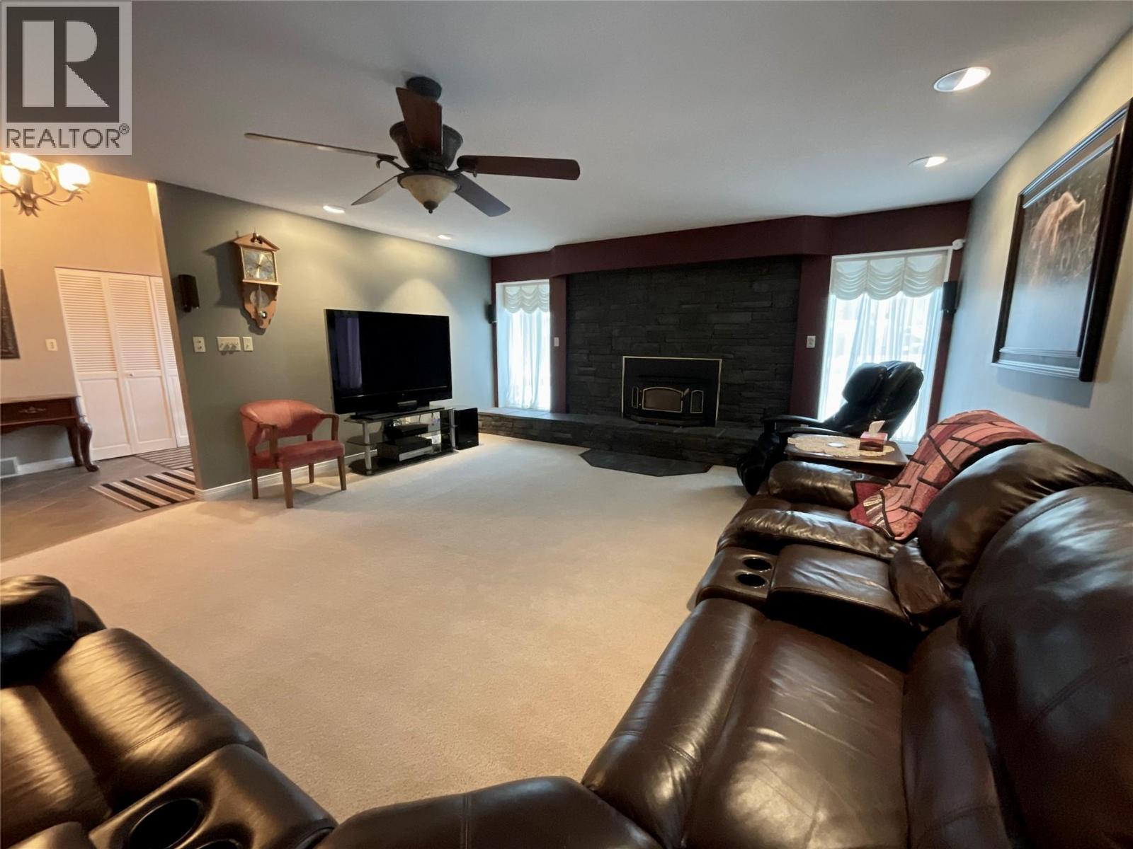 12 Collier Place, Tumbler Ridge, British Columbia  V0C 2W0 - Photo 6 - 10368938