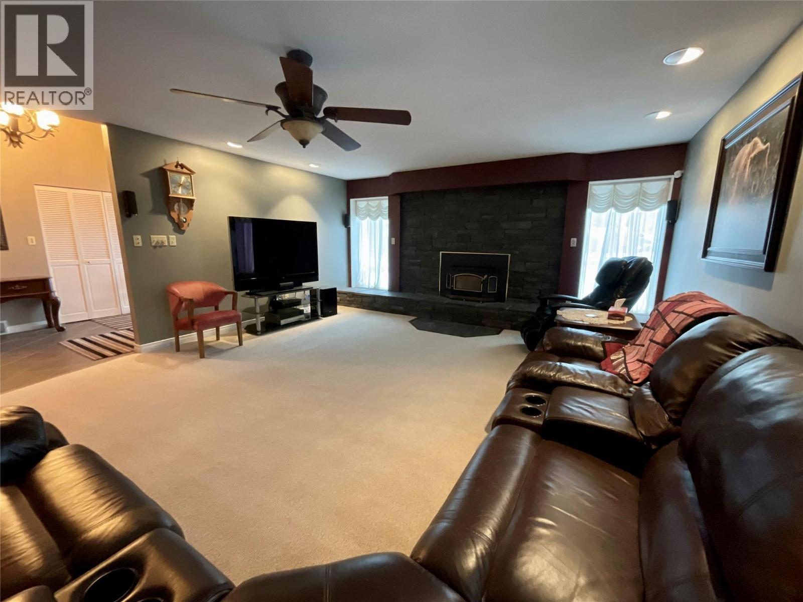 12 Collier Place, Tumbler Ridge, British Columbia  V0C 2W0 - Photo 5 - 10368938