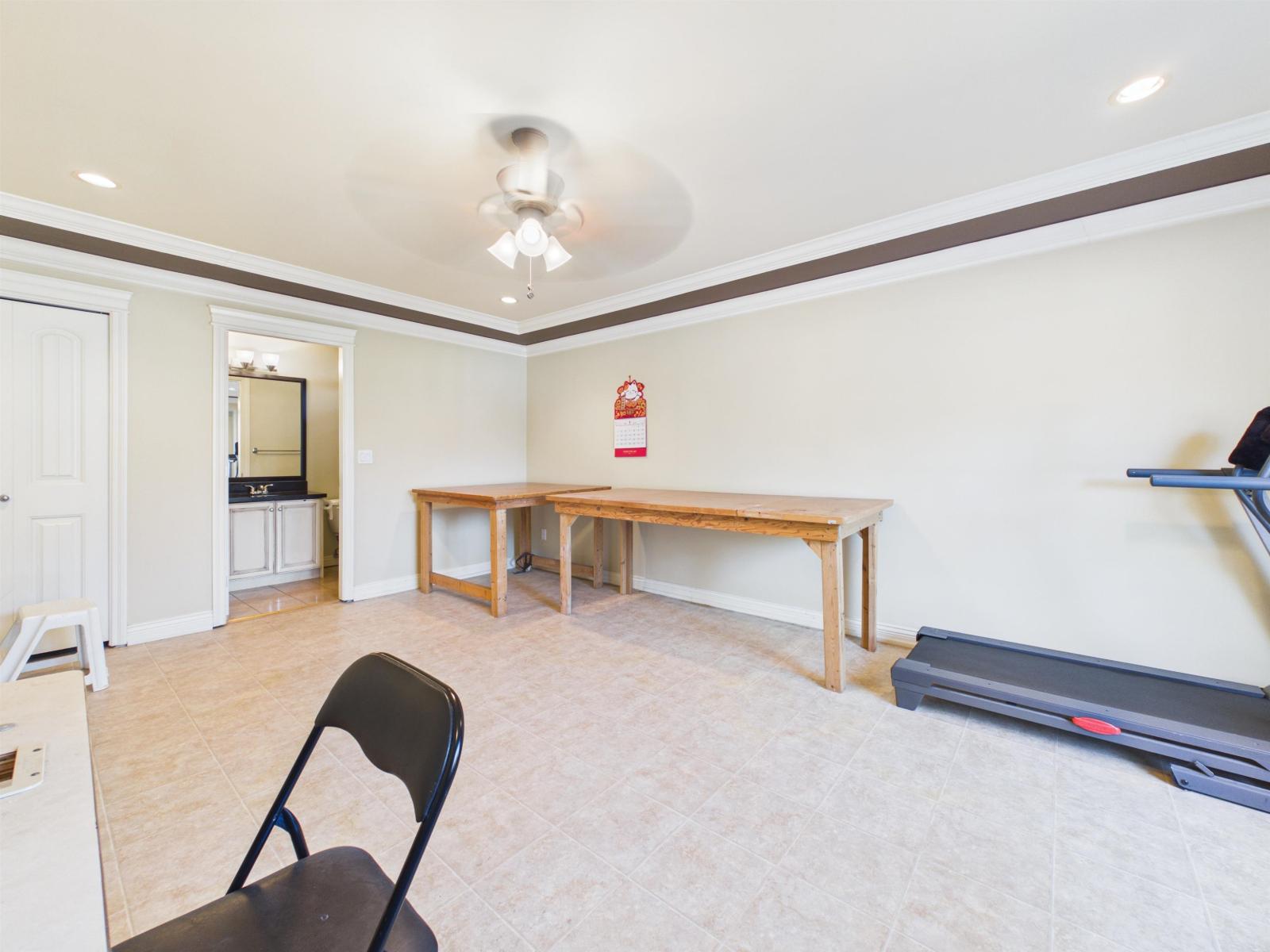 8690 E Tulsy Crescent, Surrey, British Columbia  V3W 7A4 - Photo 3 - R3156073