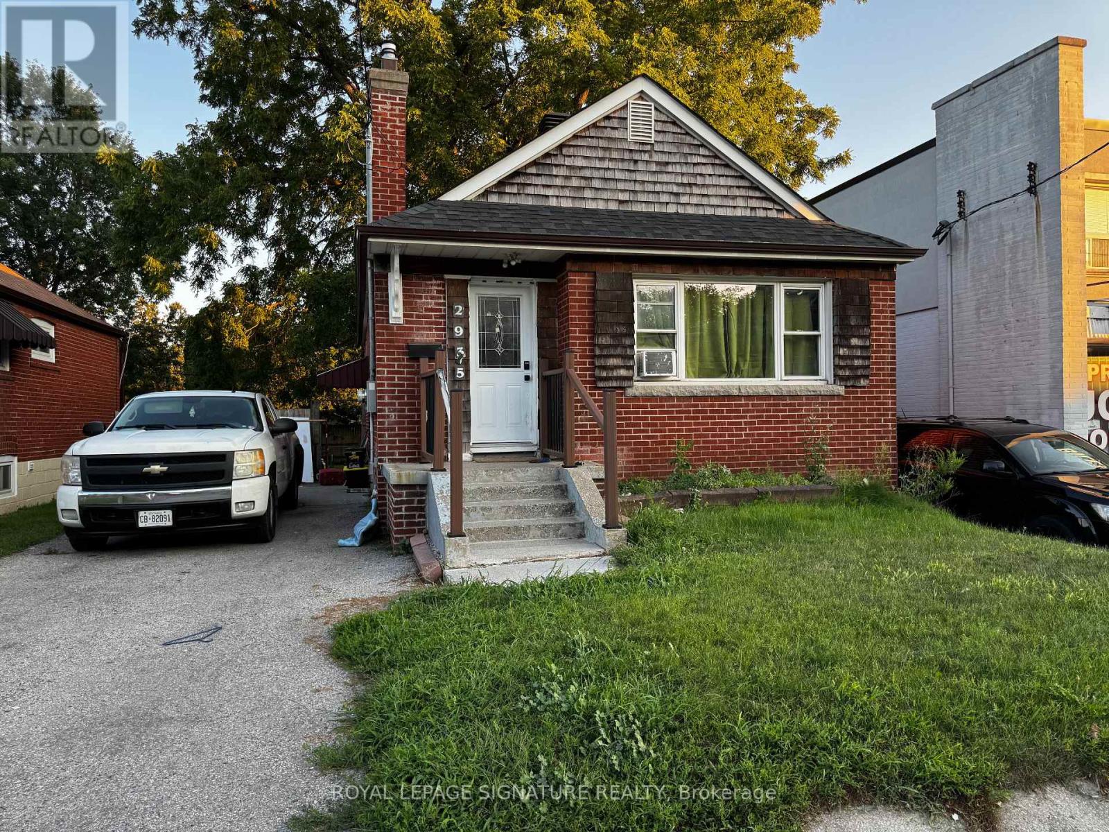 2935 ST CLAIR AVENUE E, Toronto, Ontario