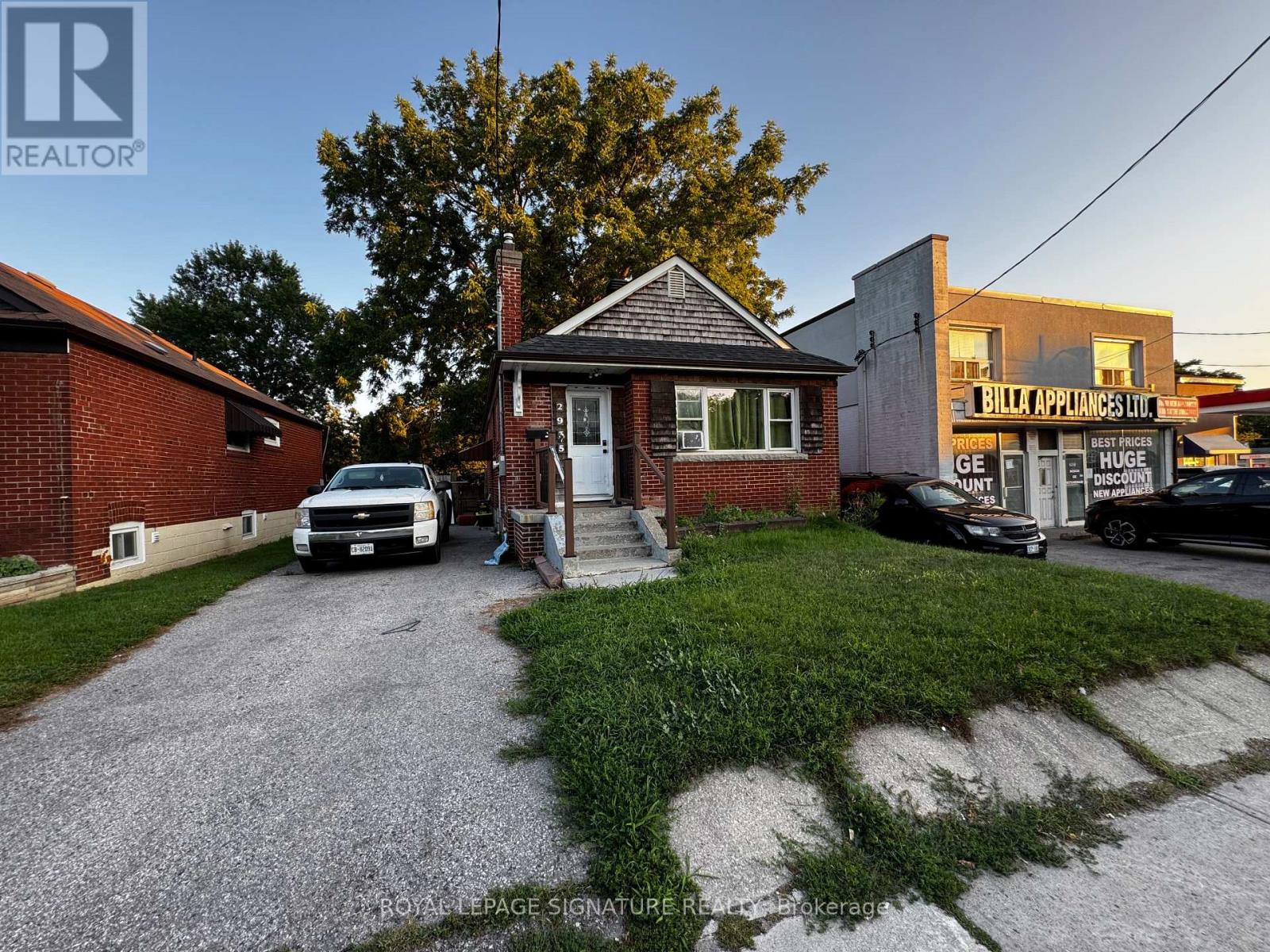2935 St Clair Avenue E, Toronto, Ontario M4B 1N9 - Photo 2 - E13680342