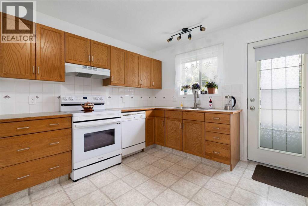 100 Dovista Court Se, Calgary, Alberta T2B 3P4 - Photo 15 - A2337638