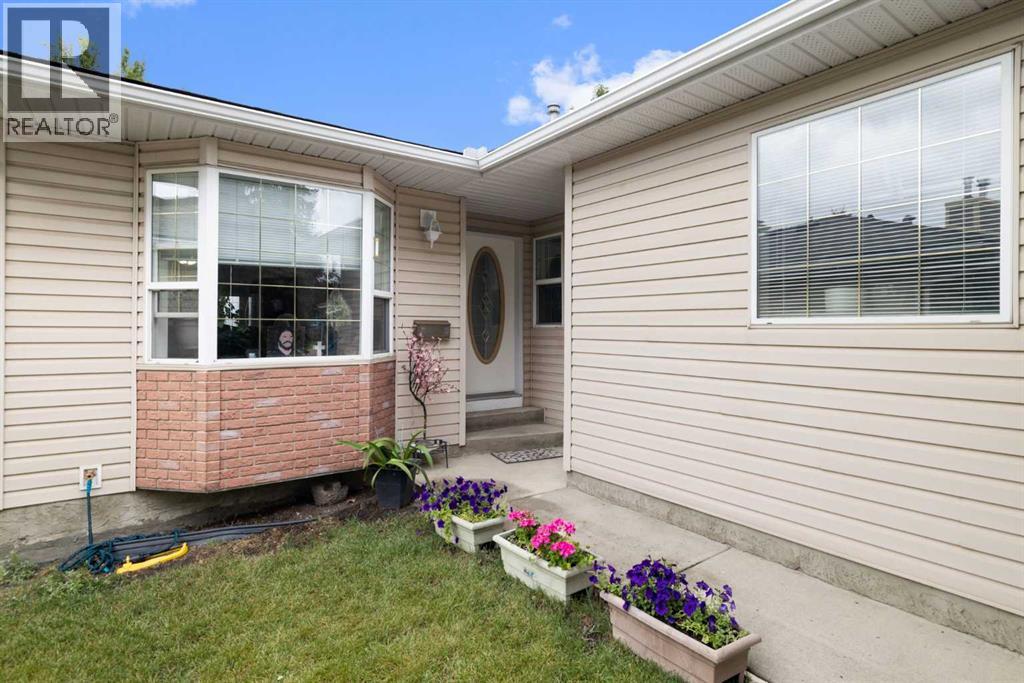 100 Dovista Court Se, Calgary, Alberta T2B 3P4 - Photo 2 - A2337638
