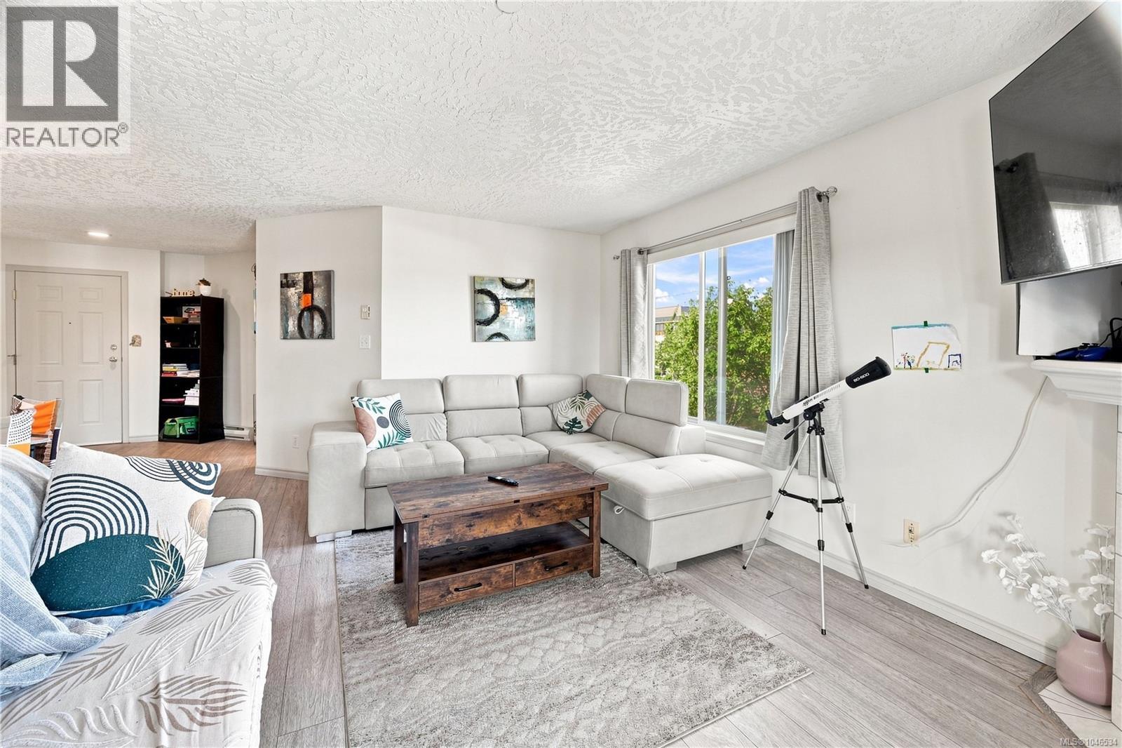 303 3700 Carey Rd, Saanich, British Columbia  V8Z 4C2 - Photo 4 - 1046534