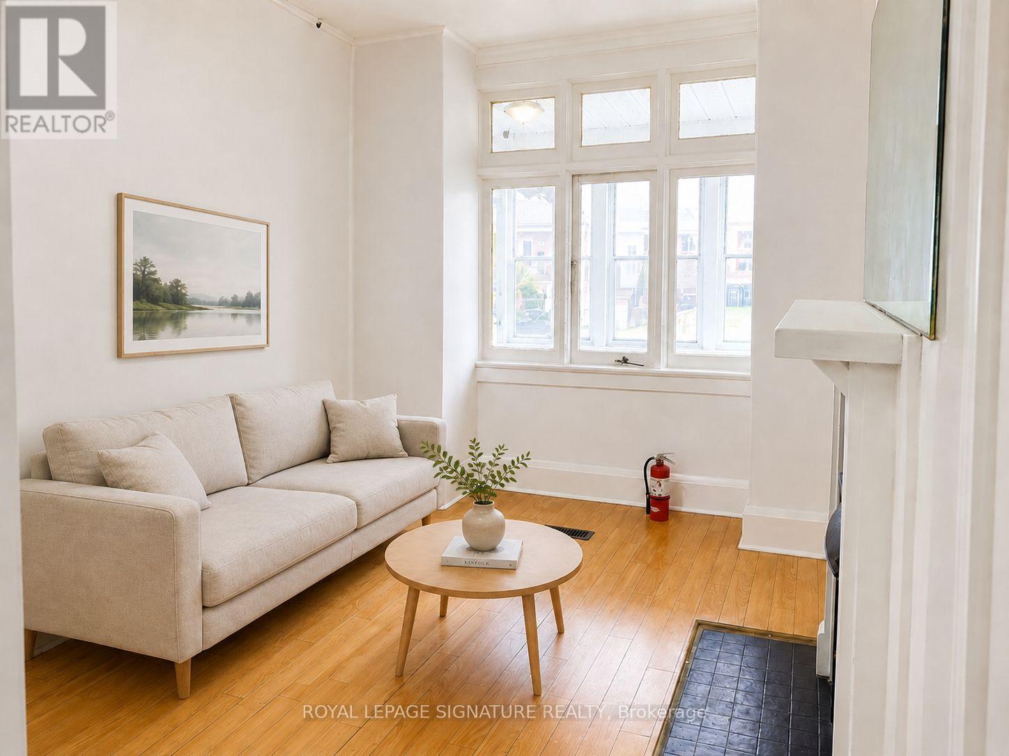 916 WOODBINE AVENUE, Toronto, Ontario
