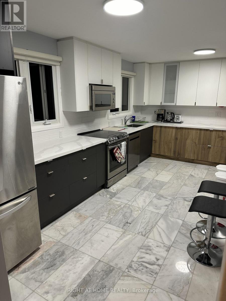 4076 Woodington Drive, Mississauga, Ontario  L4Z 1K2 - Photo 3 - W13680394