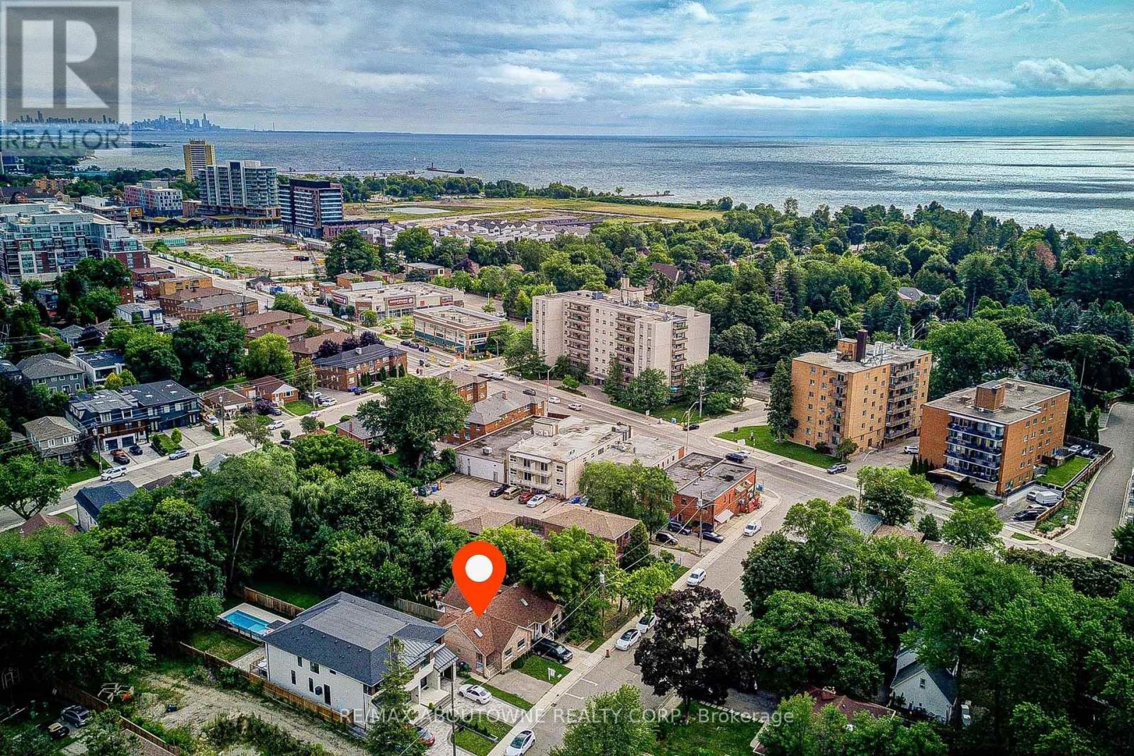 13 Broadview Avenue, Mississauga, Ontario  L5H 2S8 - Photo 2 - W13674026