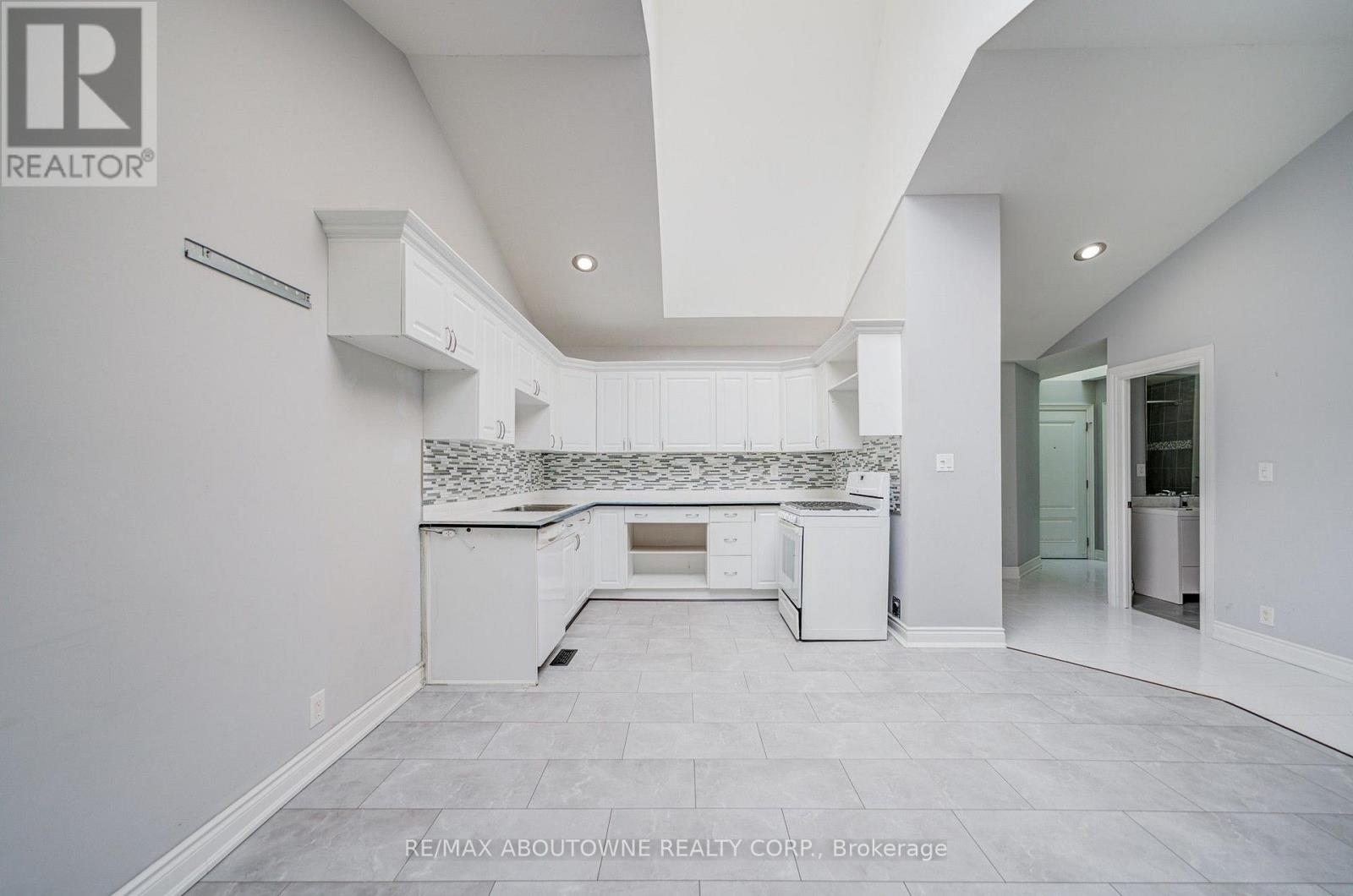 13 Broadview Avenue, Mississauga, Ontario  L5H 2S8 - Photo 24 - W13674026