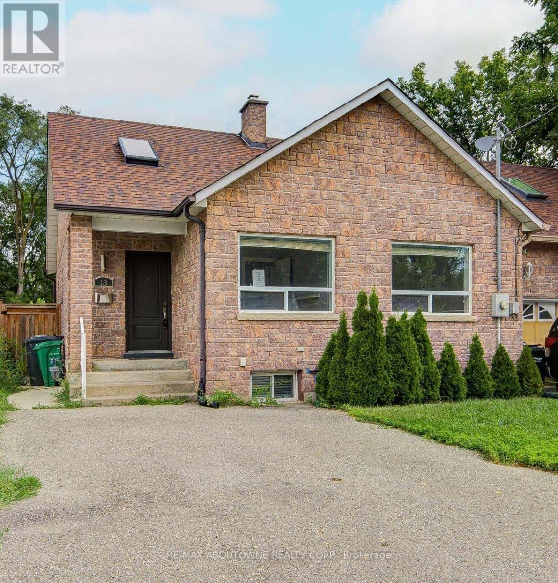 13 BROADVIEW AVENUE, Mississauga, Ontario