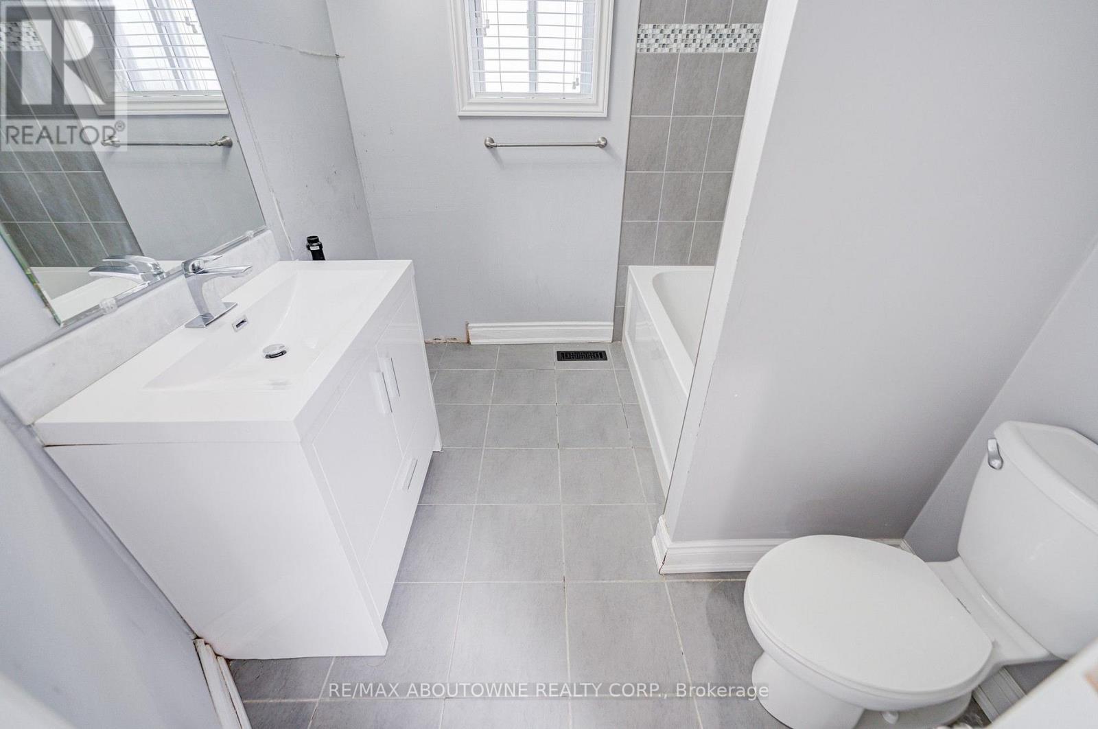 13 Broadview Avenue, Mississauga, Ontario  L5H 2S8 - Photo 11 - W13674026
